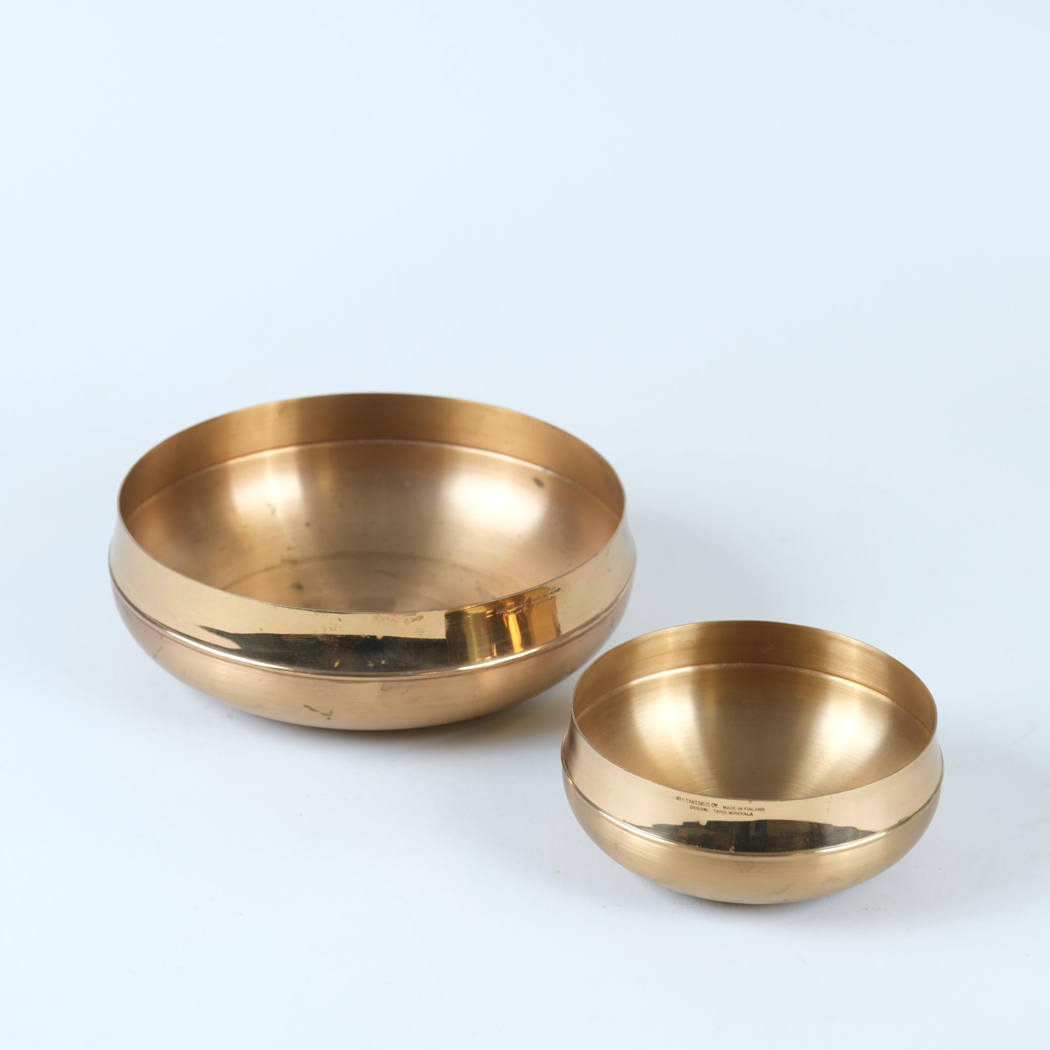 Tapio Wirkkala ha progettato un gran numero di articoli per Kultakeskus Oy. I materiali variavano dall'argento al bronzo e ad altri metalli. 
Questo particolare modello è stato introdotto nel 1971 in una serie di misure diverse che vanno da 160 a