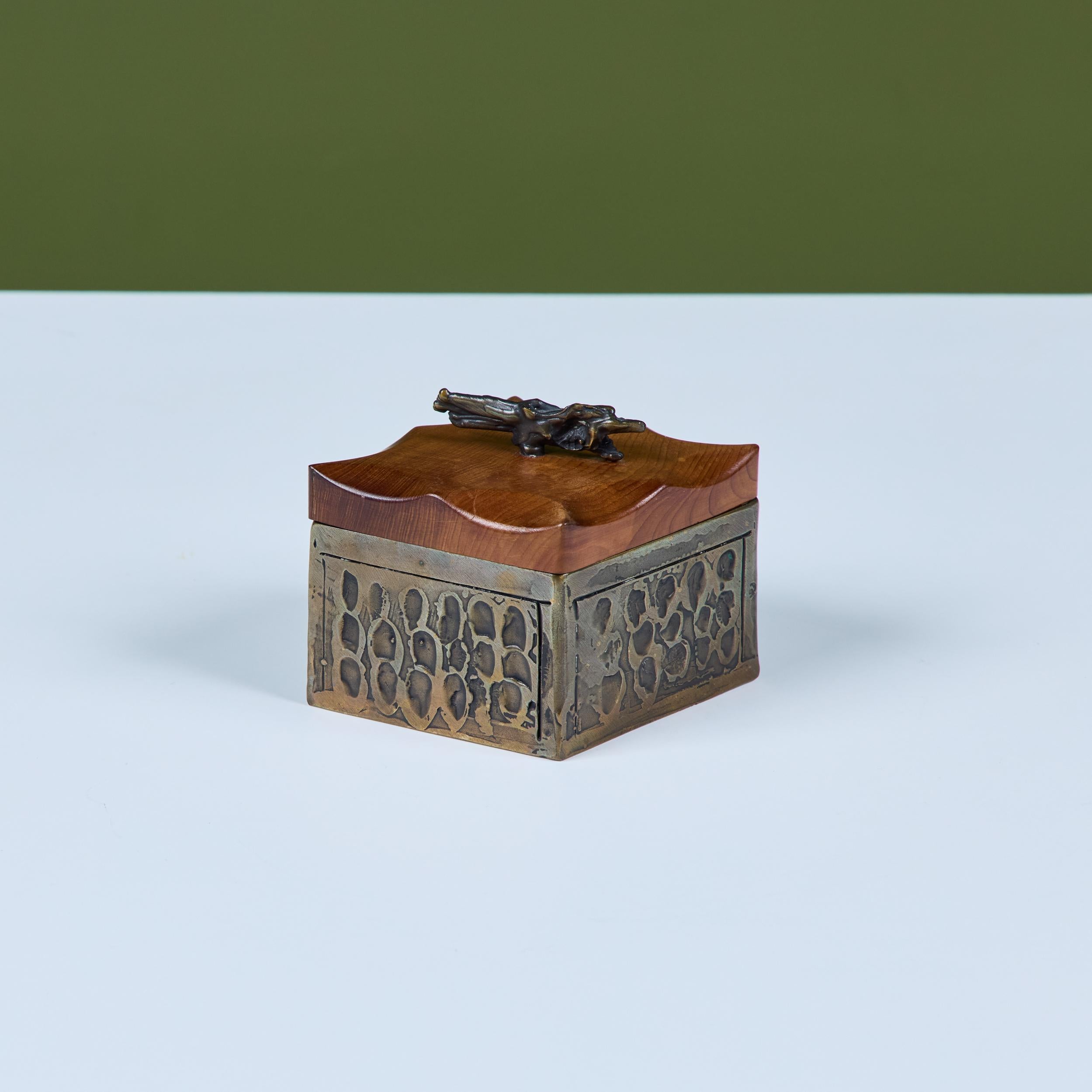 Caja de bronce de Chris y Pat Shatsby en venta 2