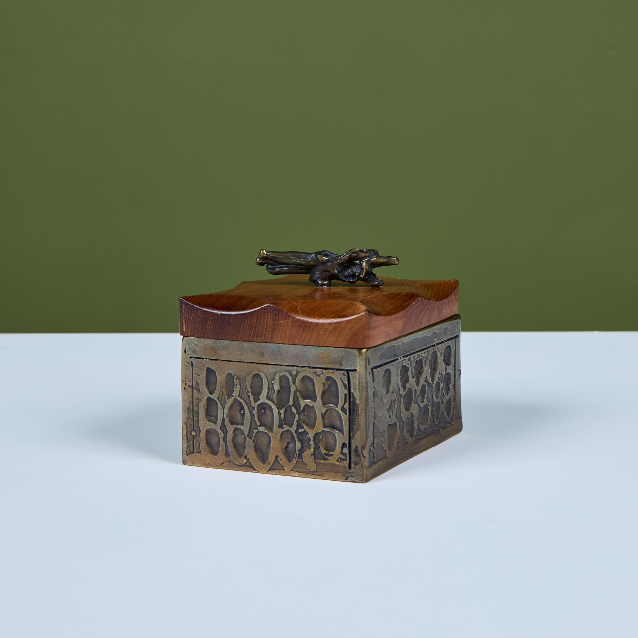 Caja de bronce de Chris y Pat Shatsby en venta 3