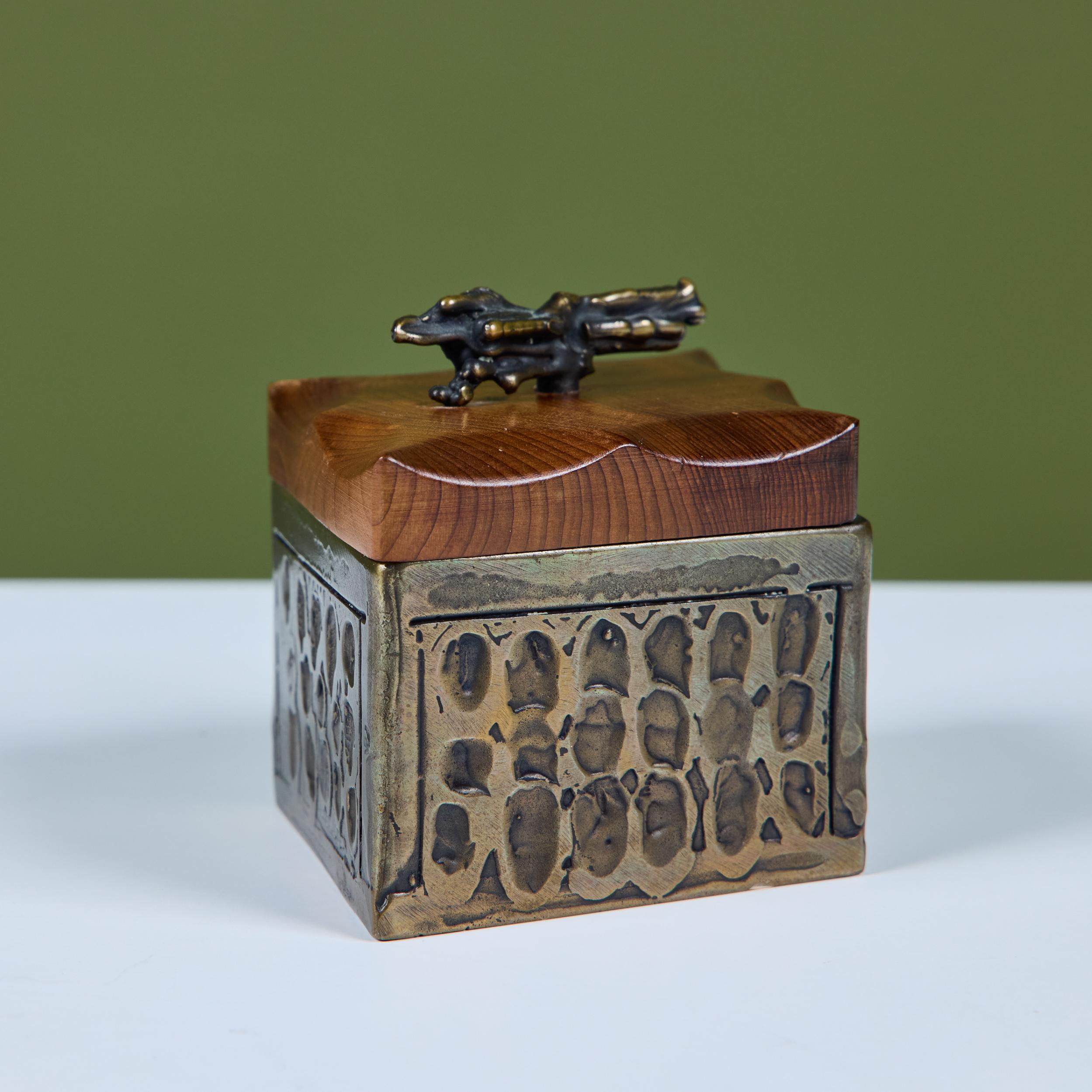 Caja de bronce de Chris y Pat Shatsby en venta 4