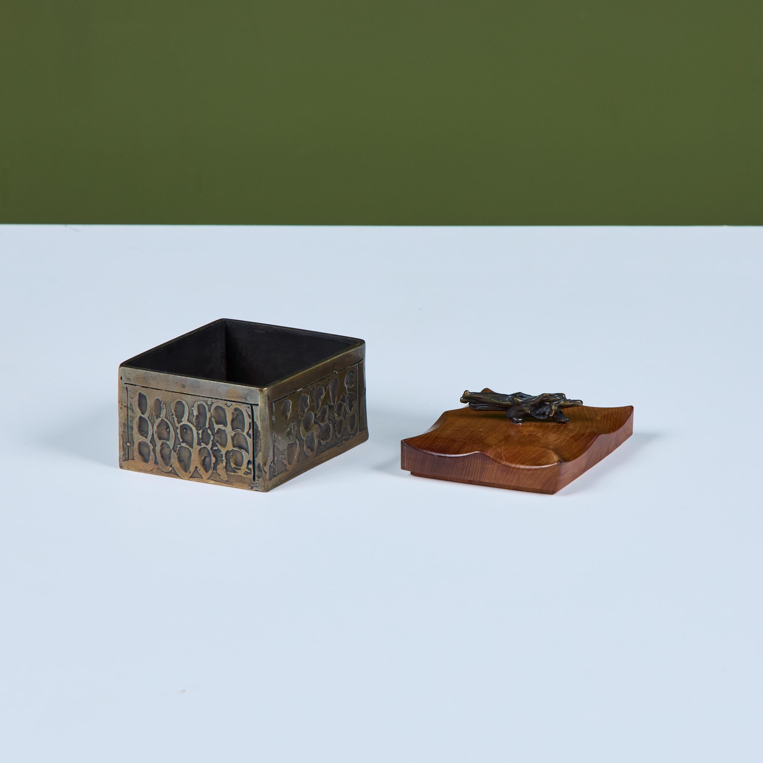 Caja de bronce de Chris y Pat Shatsby en venta 6
