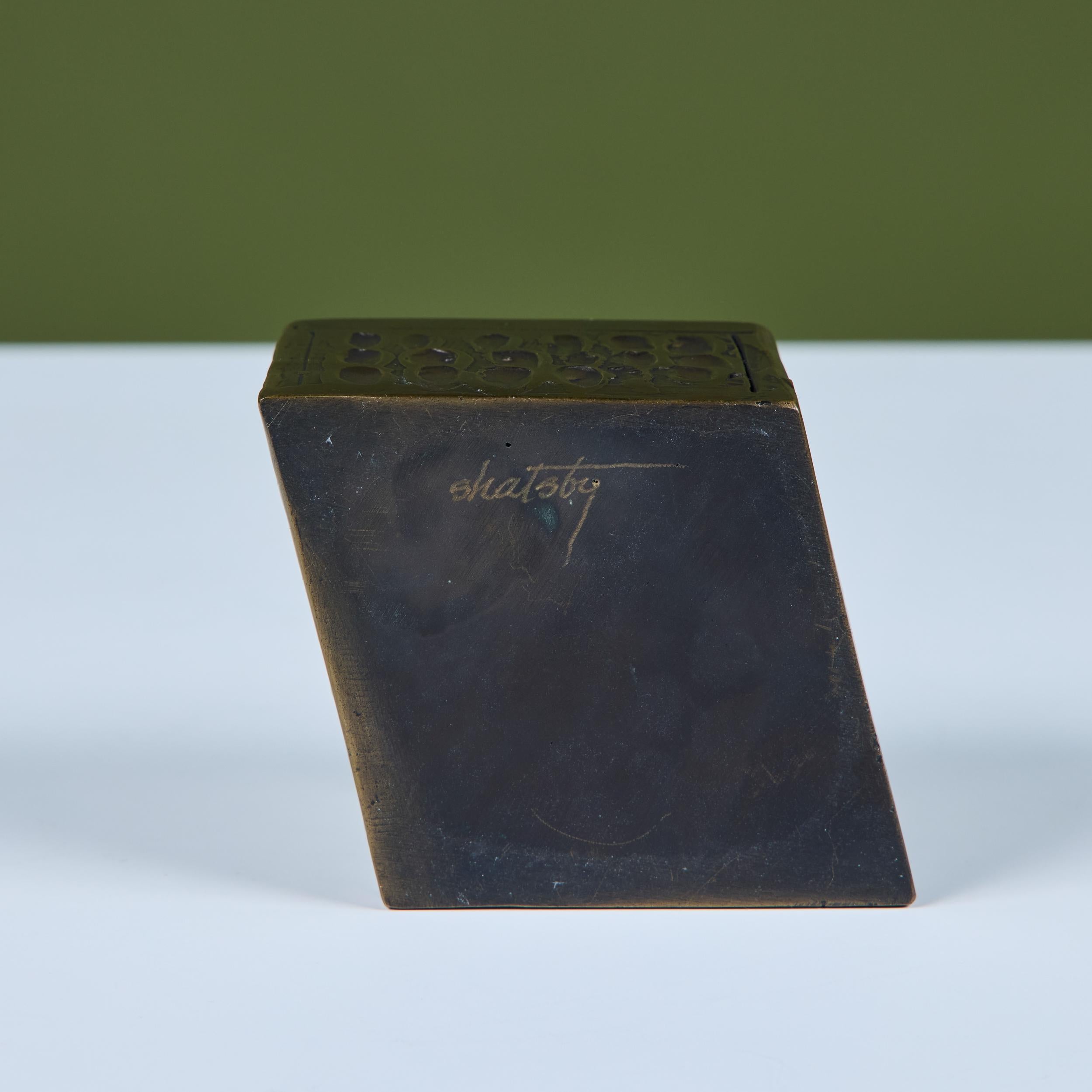 Caja de bronce de Chris y Pat Shatsby en venta 12
