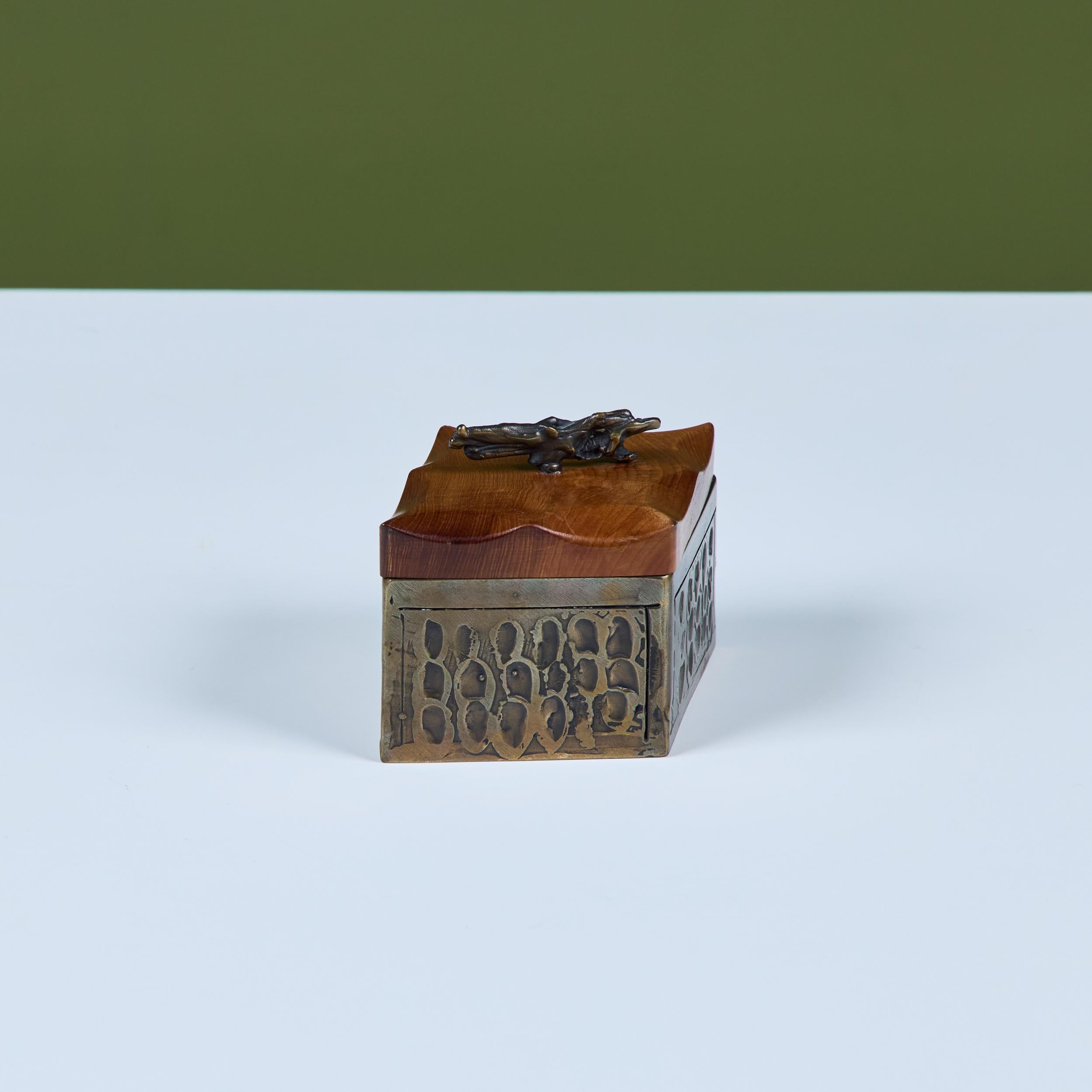 Caja de bronce de Chris y Pat Shatsby Estadounidense en venta
