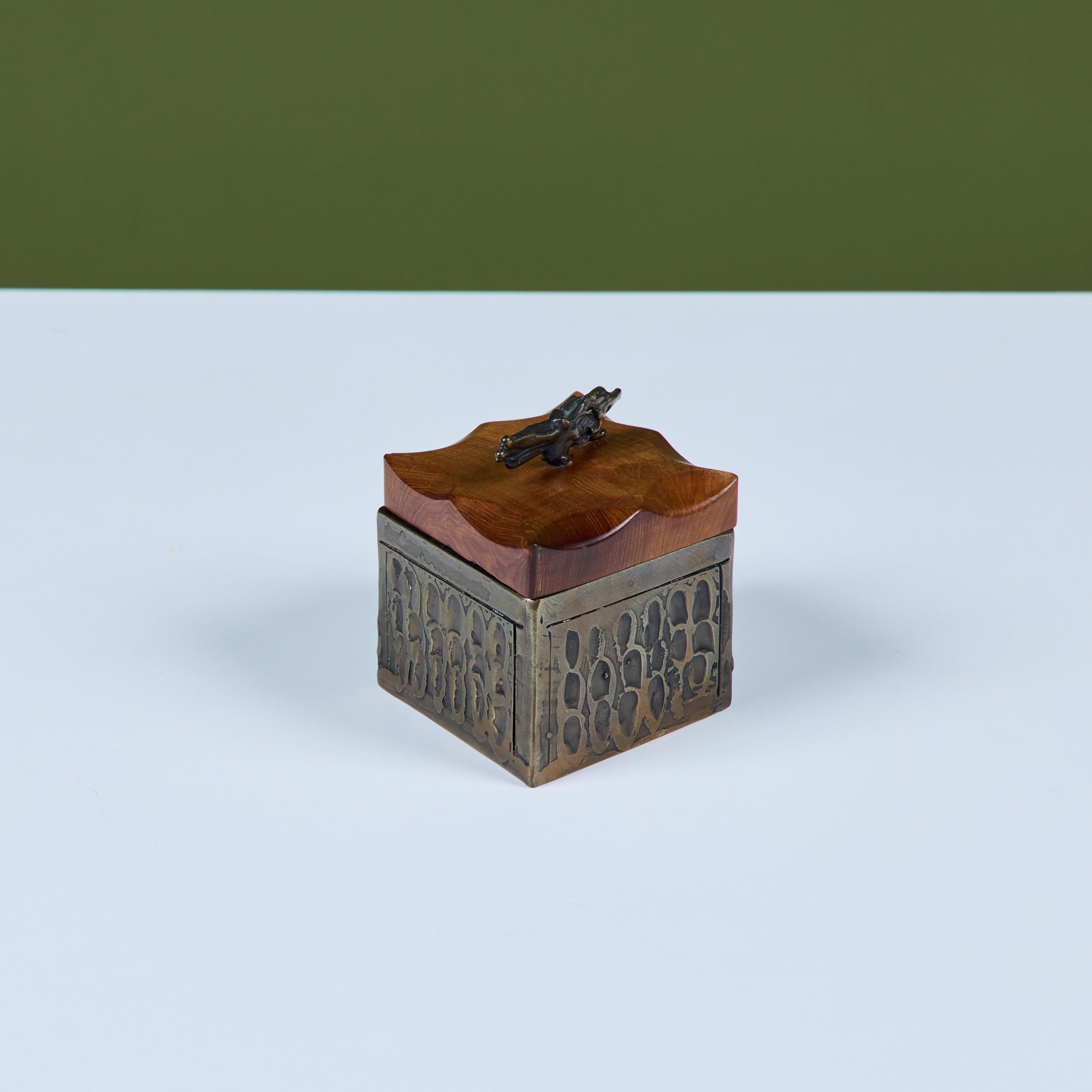 Caja de bronce de Chris y Pat Shatsby Tallado a mano en venta
