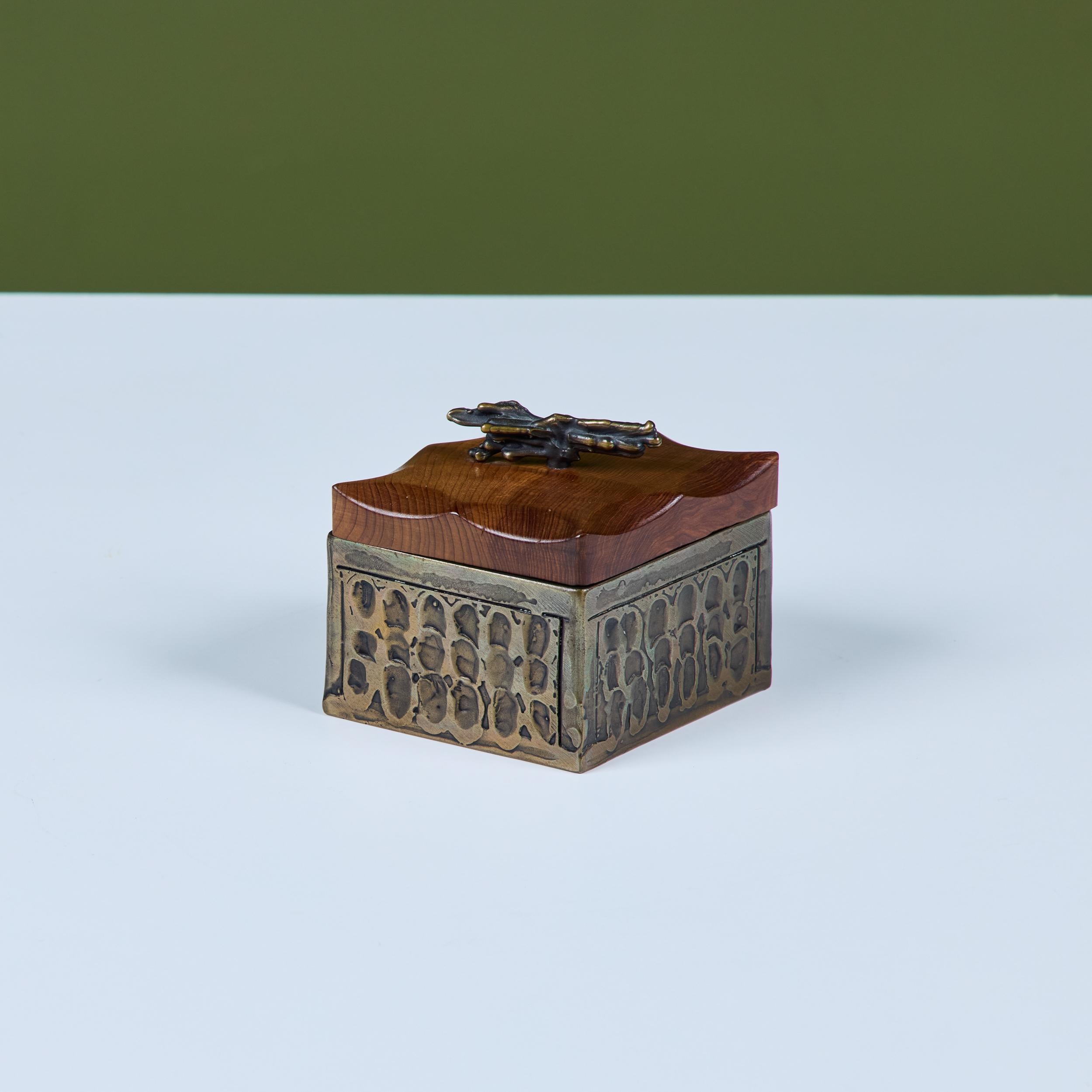 Caja de bronce de Chris y Pat Shatsby finales del siglo XX en venta