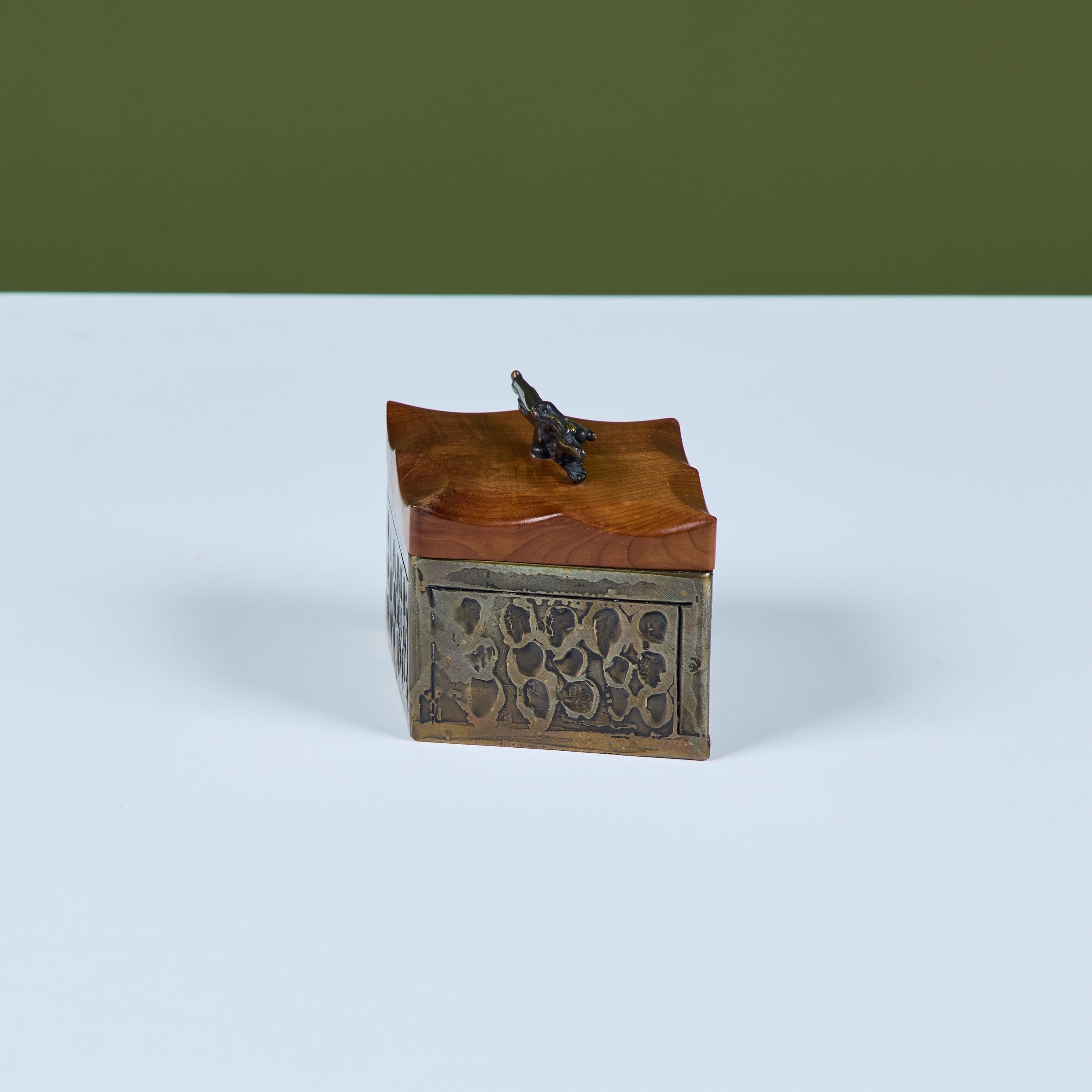 Caja de bronce de Chris y Pat Shatsby en venta 1