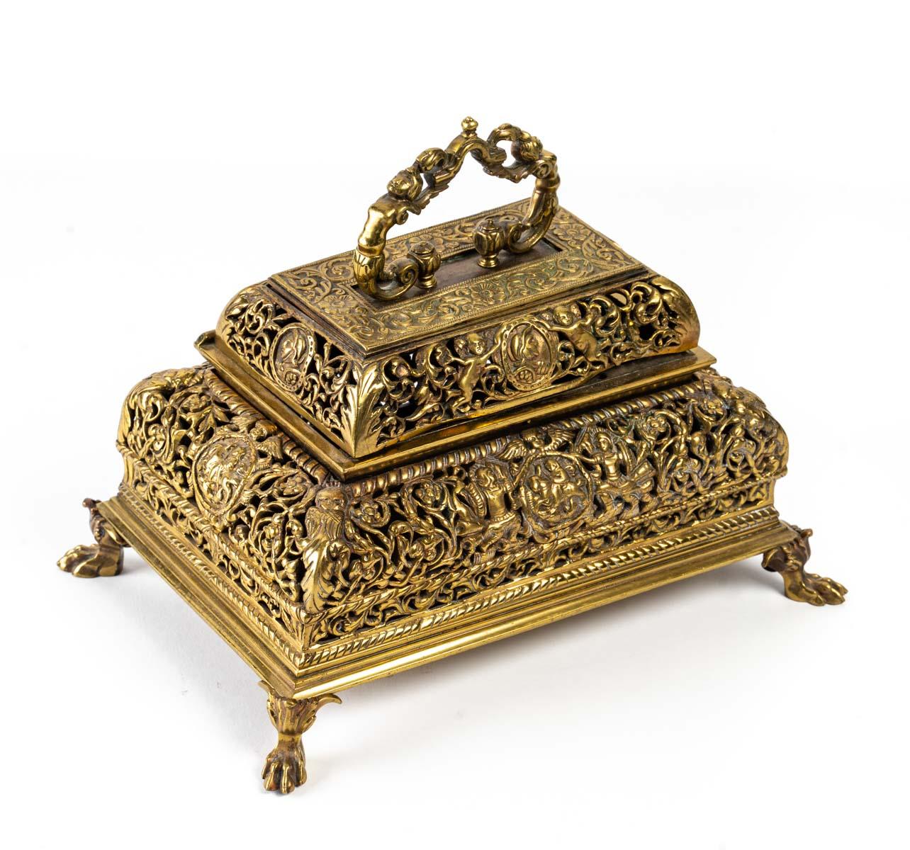 Bronze box, Napoleon III period, 19th century.
Measures: H 20 cm, W 27 cm, D 19 cm.