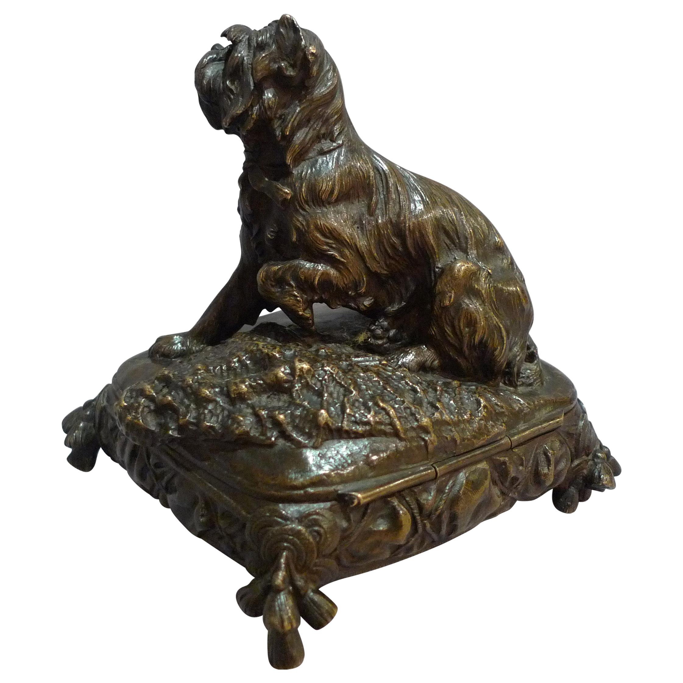 Boîte en bronze avec chien animalier de Prosper Lecourtier en vente
