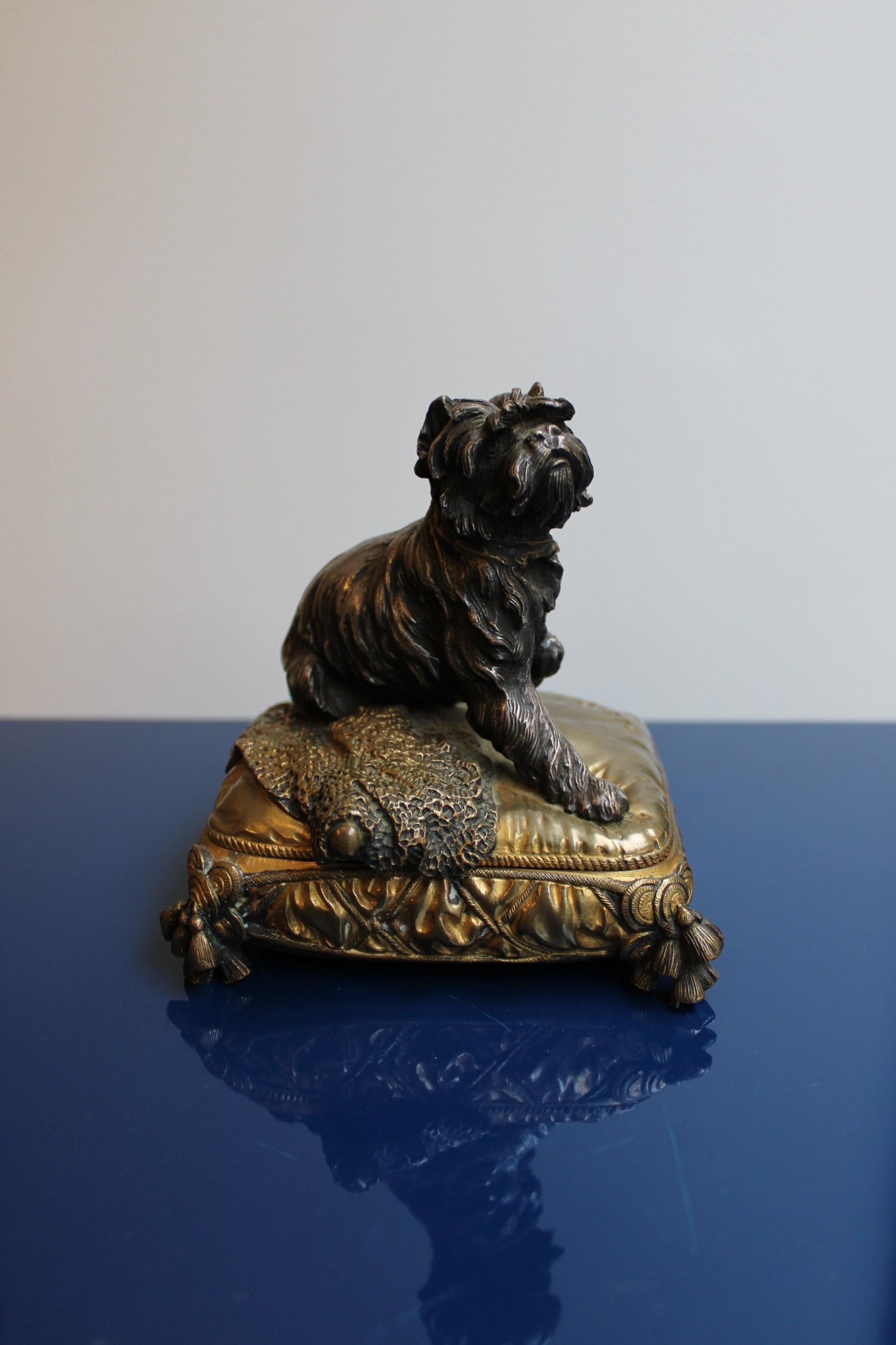 Animal bronze, dog sitting on a pillow.
Box with lid, by the French sculptor Prosper Lecourtier. 
Signed P. Lecourtier.