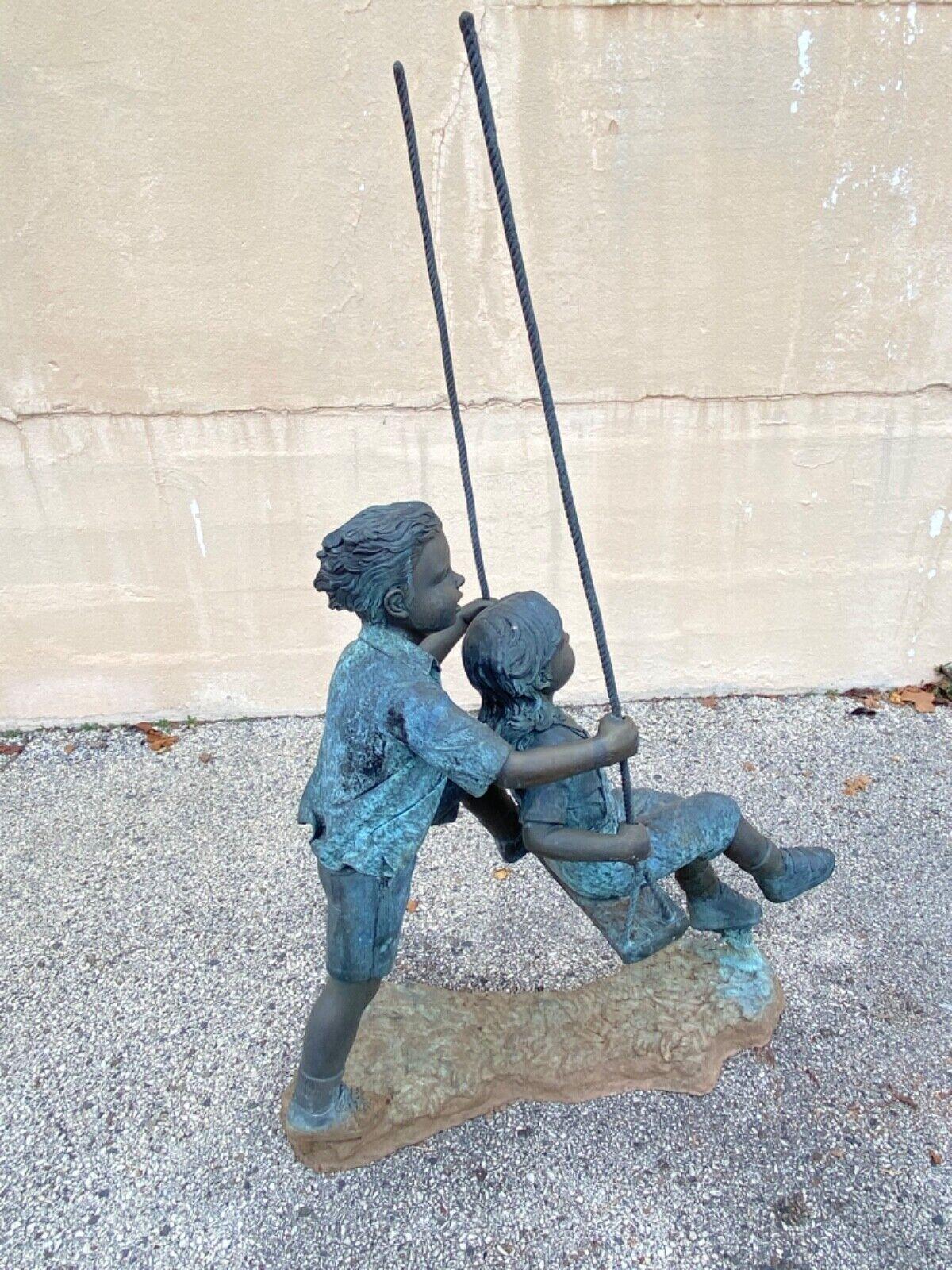 20ième siècle Sculpture de statue d'extérieur garçon et fille pivotant dans le jardin en vente