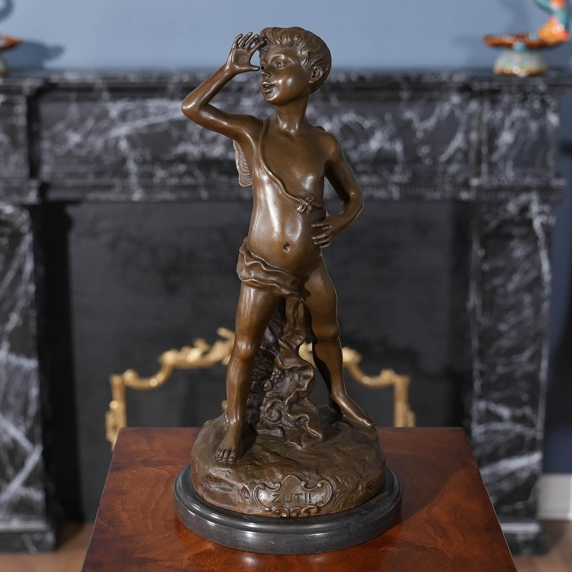 Der Bronze Boy Thumbing Nose auf Marmorsockel ist auch ohne Bewegung witzig und eine spielerische Ergänzung für jede Umgebung. Die Statue 