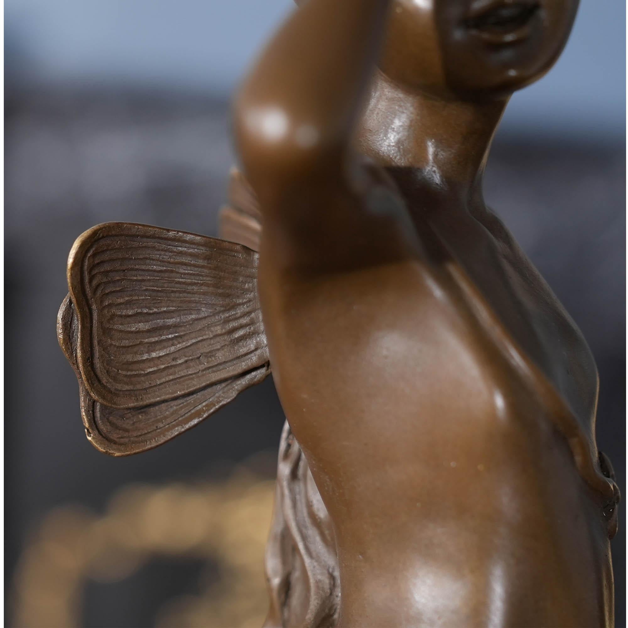 Bronze Boy Thumbing Nose auf Marmorsockel, Bronze im Angebot 1