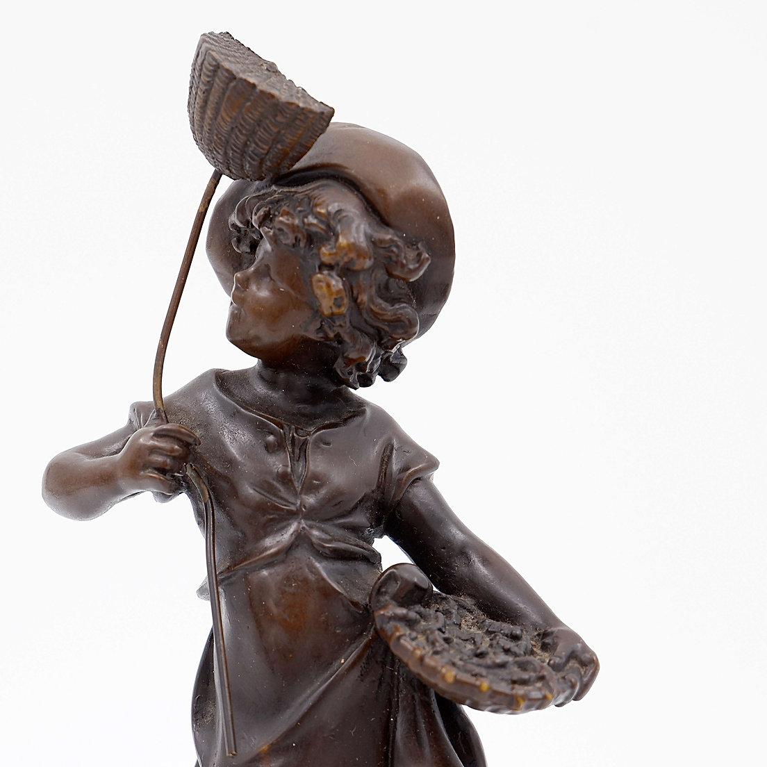 Ragazzo di bronzo con farfalla di August Moreau, Francia - 1890.
Antico - XIX secolo - Vintage
Misure: 9cmx9cm H. 12cm 
Materiale: Bronzo 
Usura coerente con l'età e l'uso.