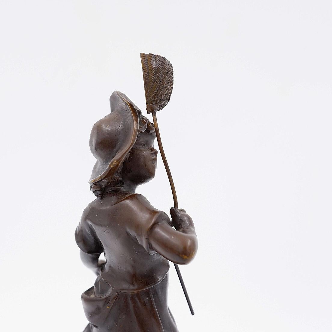 Ragazzo in bronzo con farfalla di August Moreau, Francia, fine XIX secolo In condizioni buone in vendita a Linkebeek, BE