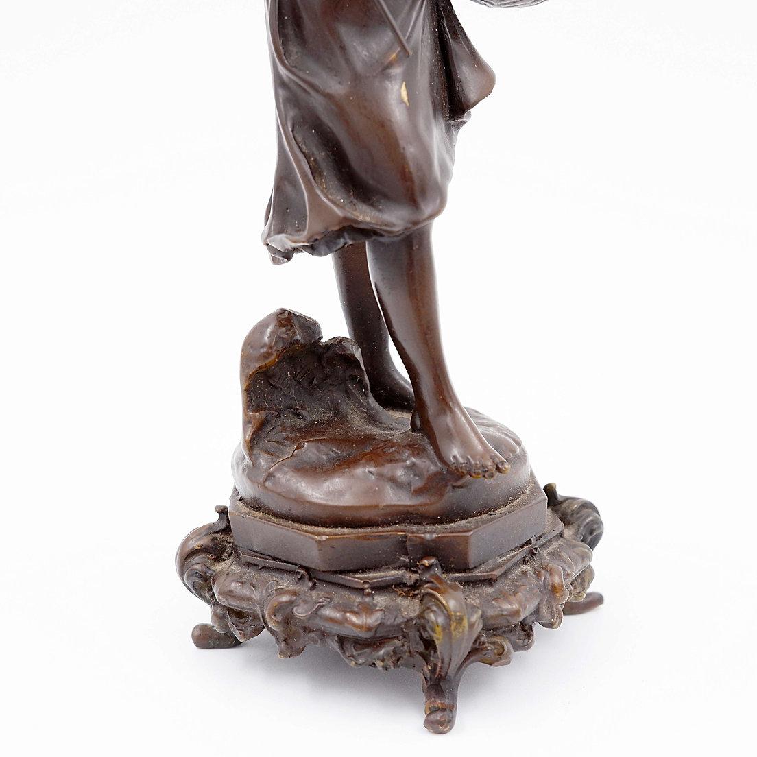 Ragazzo in bronzo con farfalla di August Moreau, Francia, fine XIX secolo in vendita 1