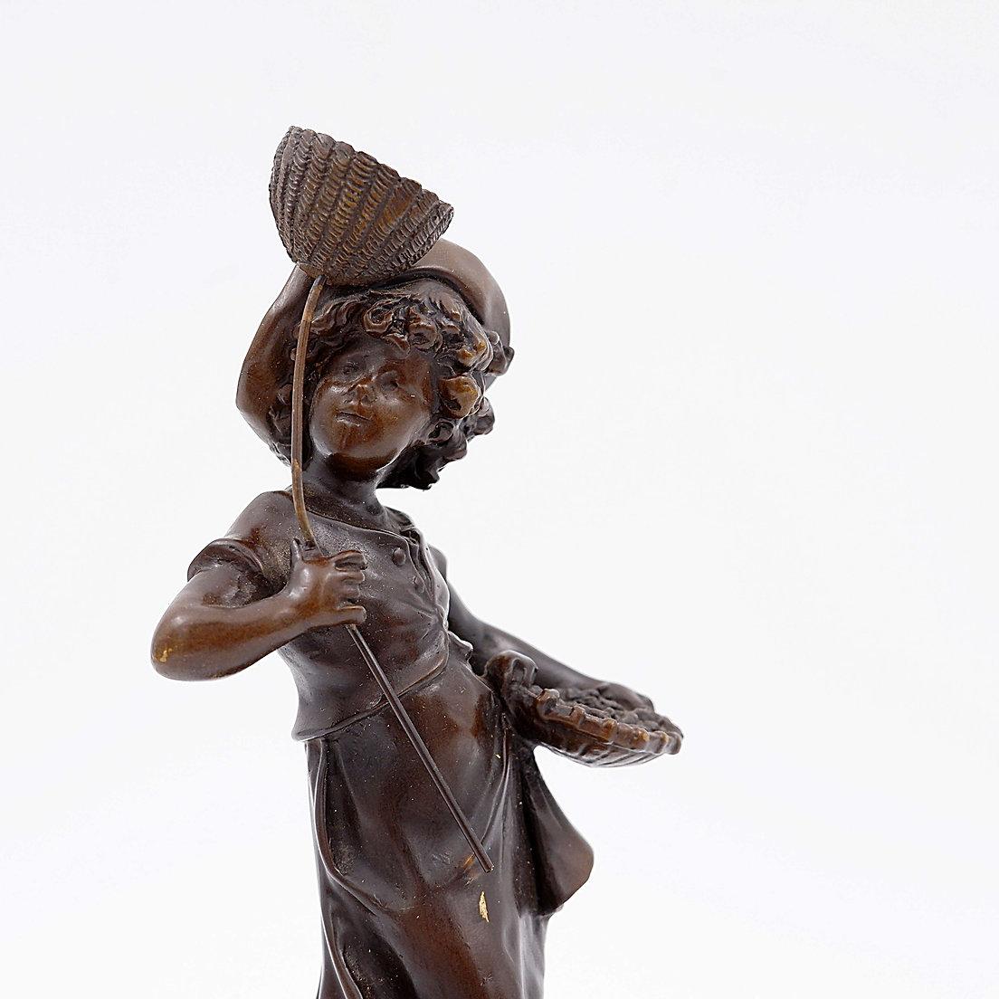 Ragazzo in bronzo con farfalla di August Moreau, Francia, fine XIX secolo in vendita 4