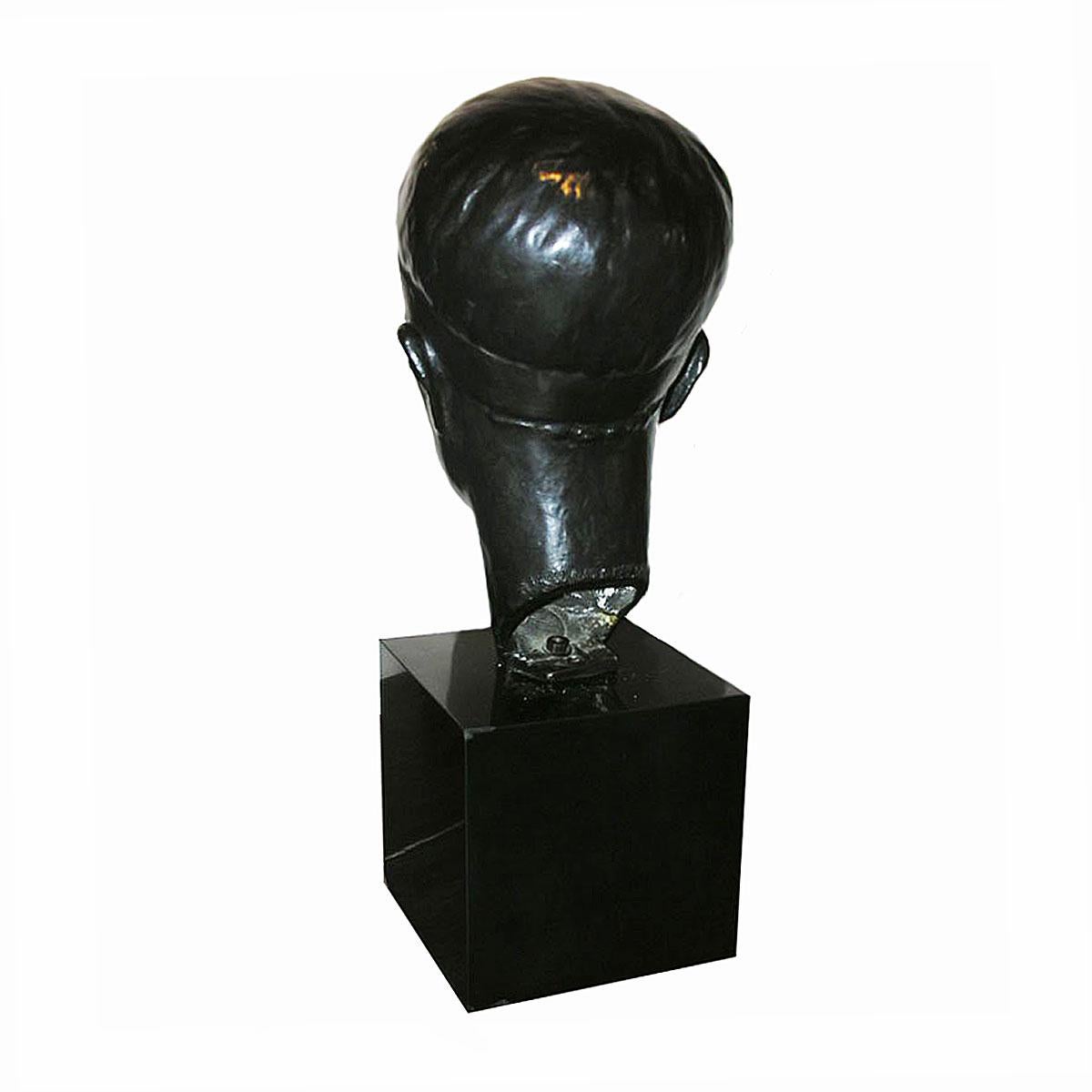 Art déco Sculpture de tête de garçon sur piédestal, milieu du 20e siècle en vente
