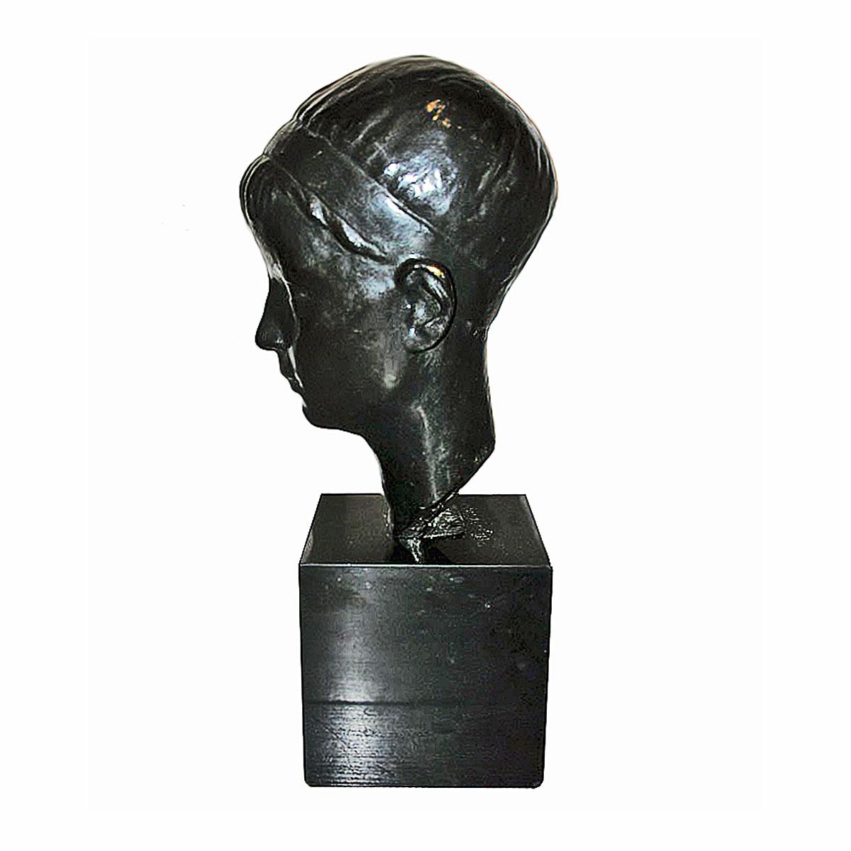 Un'effigie giovanile in bronzo con patina nera. Parigi, fine anni '20. Di Alexandre Wolkowyski, scultore russo, 1883-1961. Firmato sul retro. 

Montato su un piedistallo quadrato in pietra nera lucida. 
