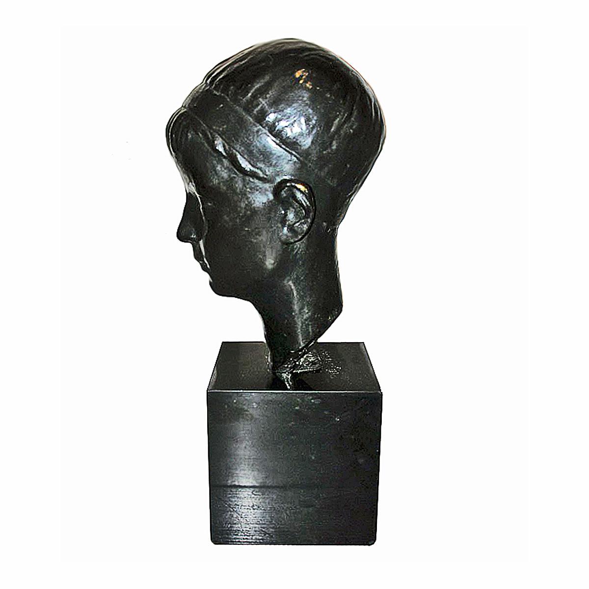 Tête de jeune en bronze à patine noire, sur un piédestal en marbre noir, vers 1935. 

Par Alexandre Wolkowyski, sculpteur russe, 1883-1961.