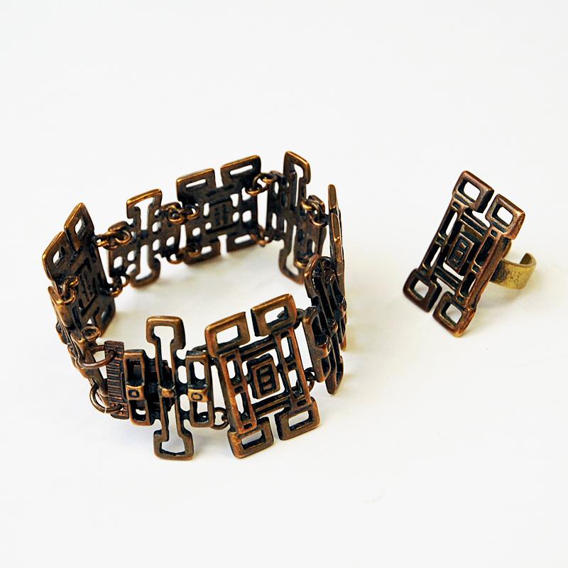 Lovely bracelet and ring bronze set designed by Uni David-Andersen in the 1960s Norway. This jewellery set has a Viking inspired look with rectangular shaped bracelet of connected sections and ring with geometric patterns. The ring is adjustable