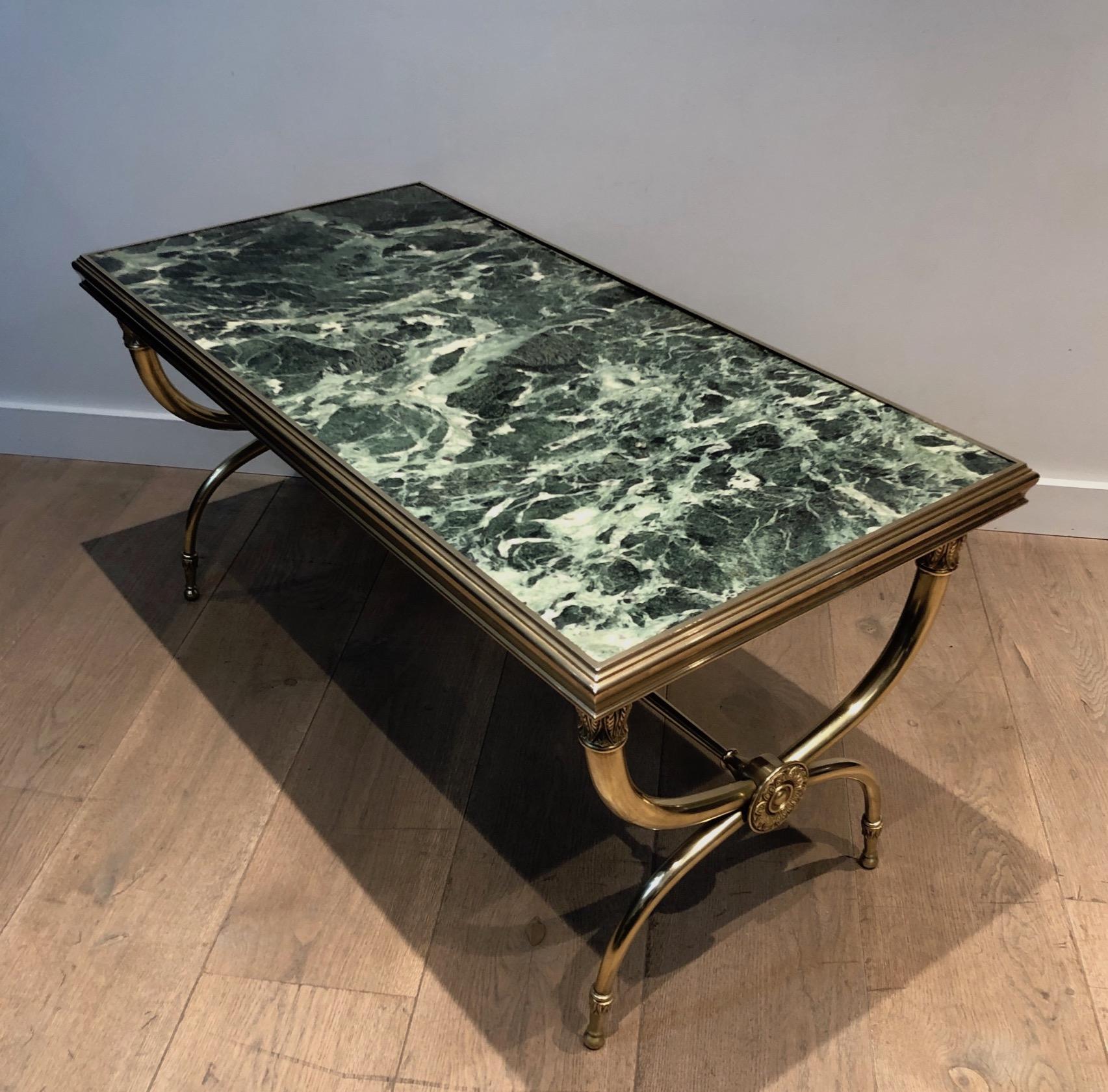 Esta mesa de centro de estilo neoclásico está hecha de bronce y latón con una tapa de mármol verde. Se trata de una obra francesa de Raymond Subes. Alrededor de 1940