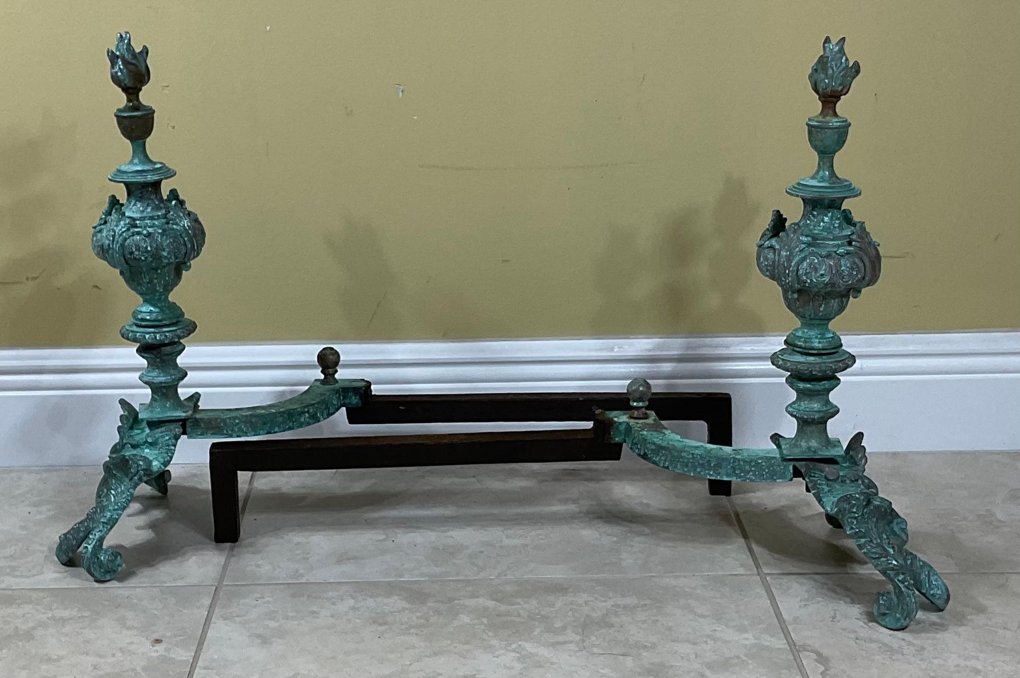 Morillos de chimenea estilo rococó de bronce y latón Europeo en venta