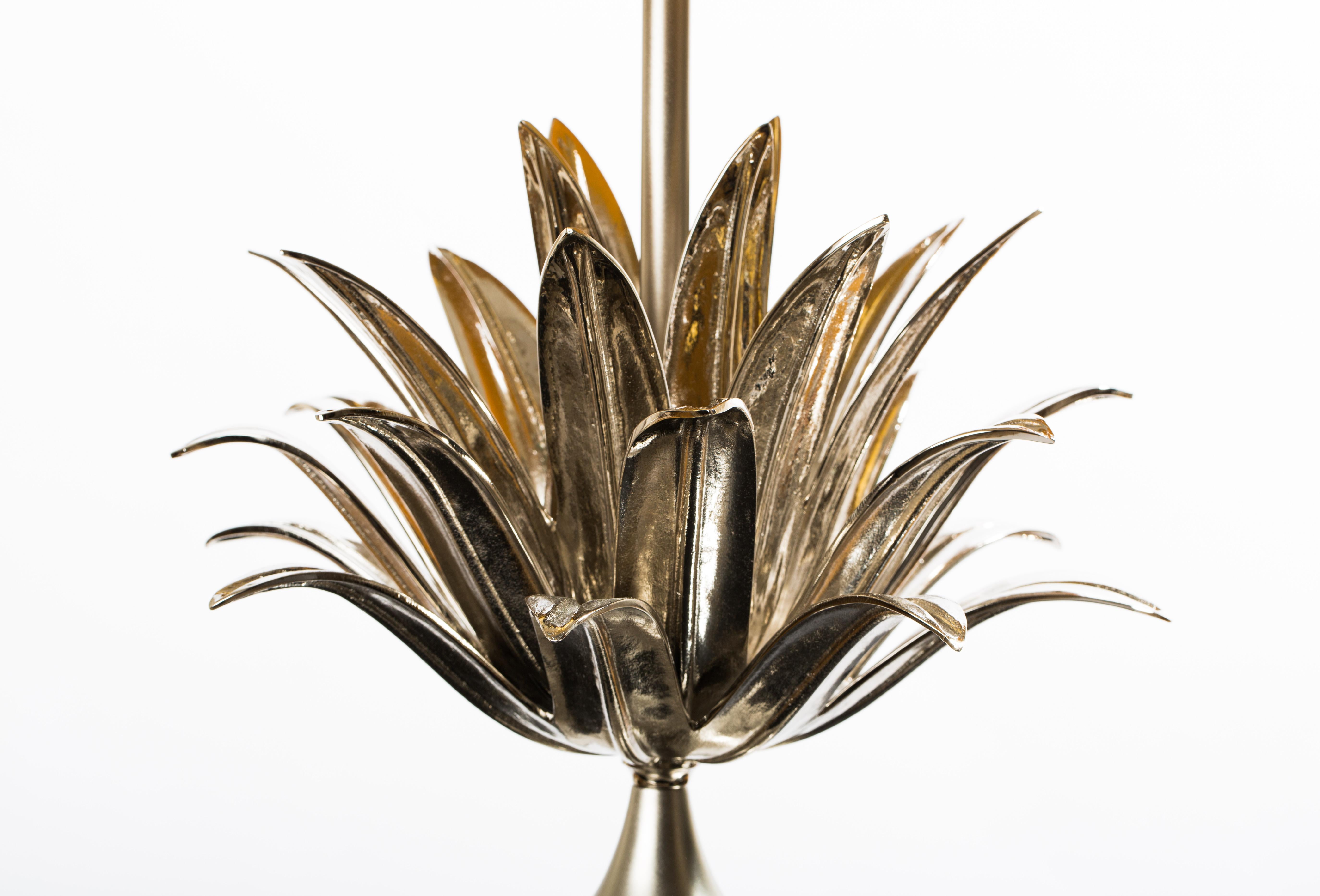 Diseñadas y fabricadas por Andrew Kornat Designs, este impresionante par de lámparas de sobremesa están hechas 100% a mano en latón y bronce, y se fabrican en siete secciones individuales antes del montaje  - esta lámpara está basada en las hojas de