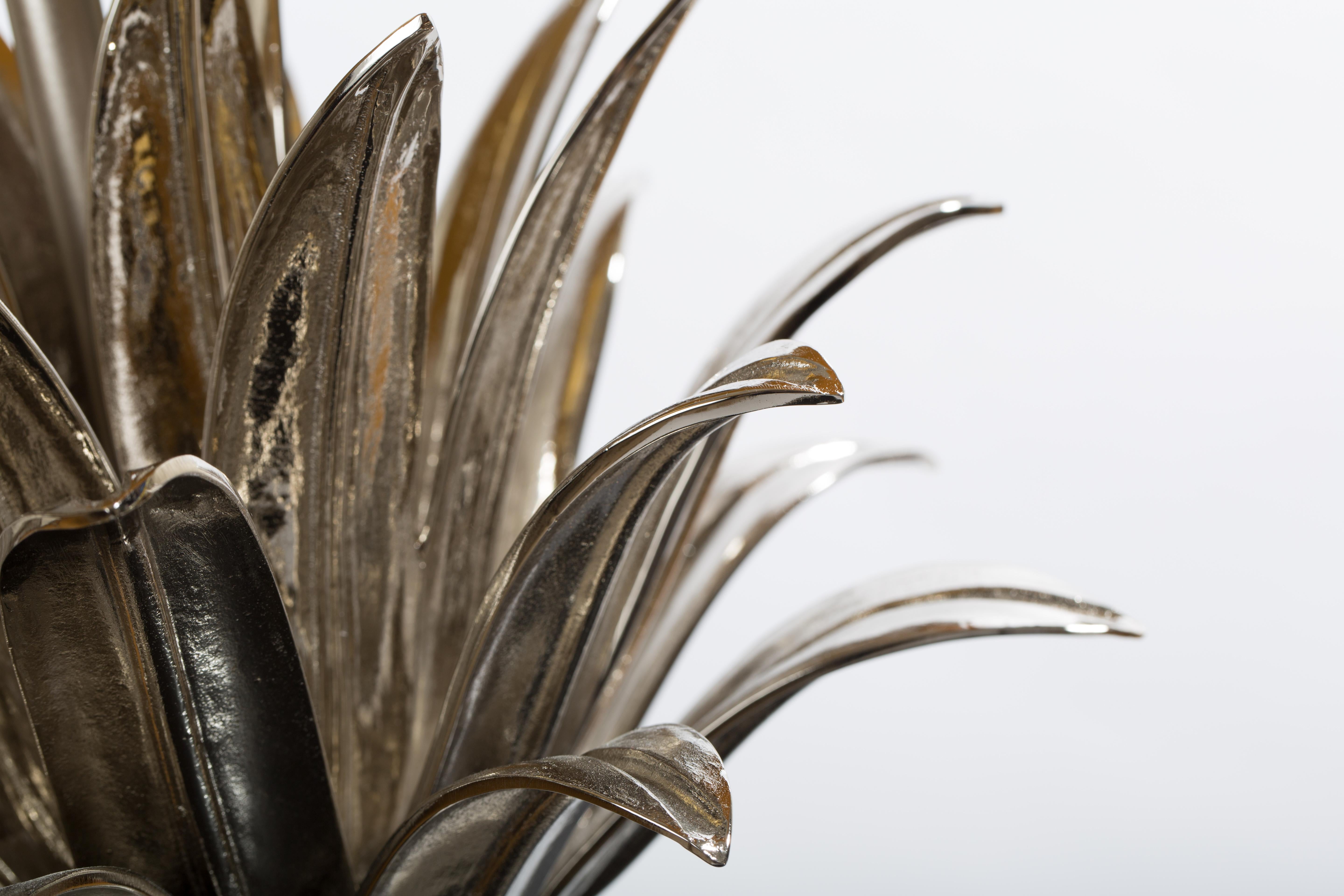 Lámparas de sobremesa de bronce y latón con hojas de piña en acabado niquelado mate y brillante Latón en venta