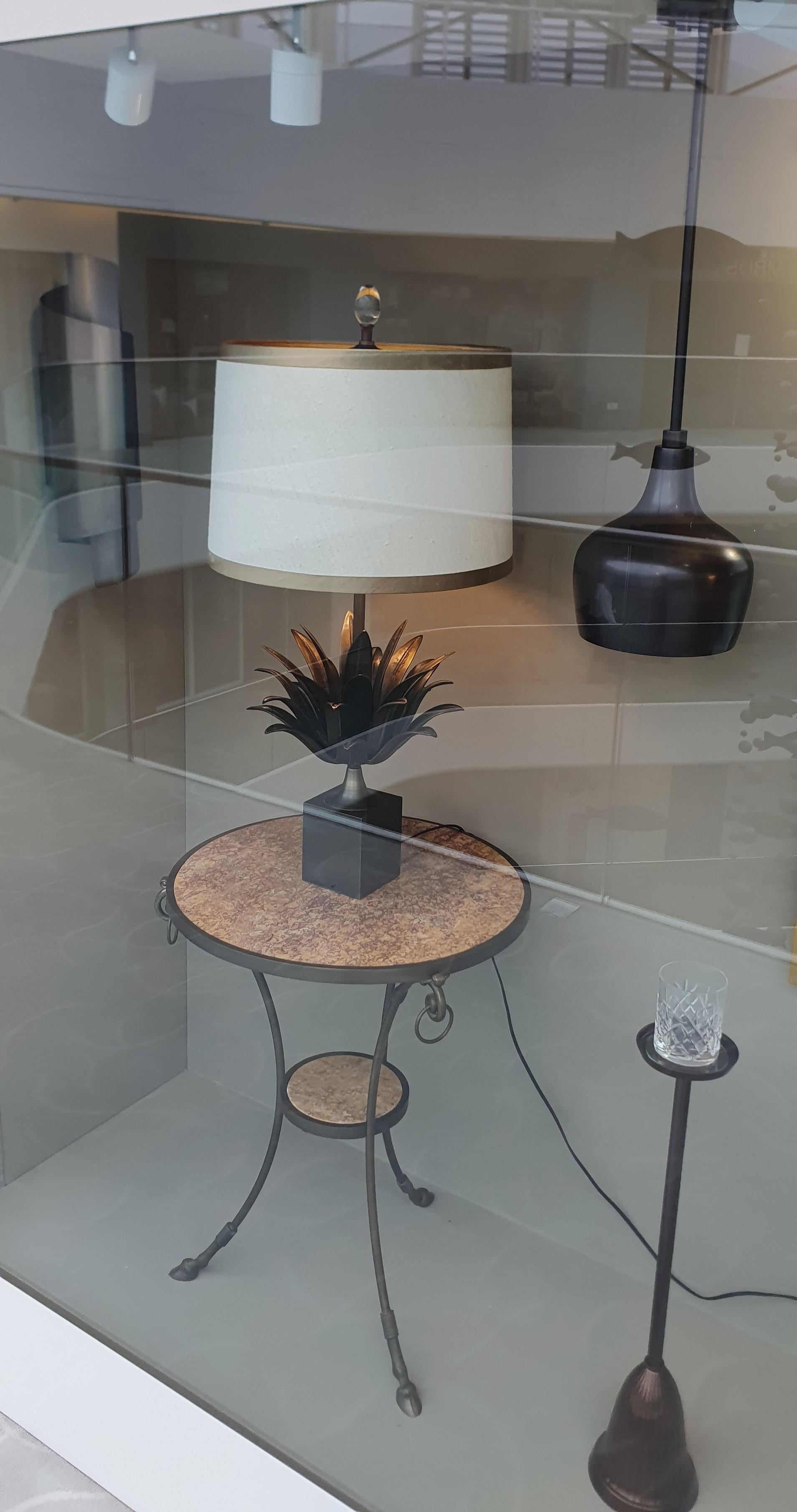 Lampes de table ananas en bronze et laiton avec abat-jour tambour en laiton moulé et feuille en vente 2