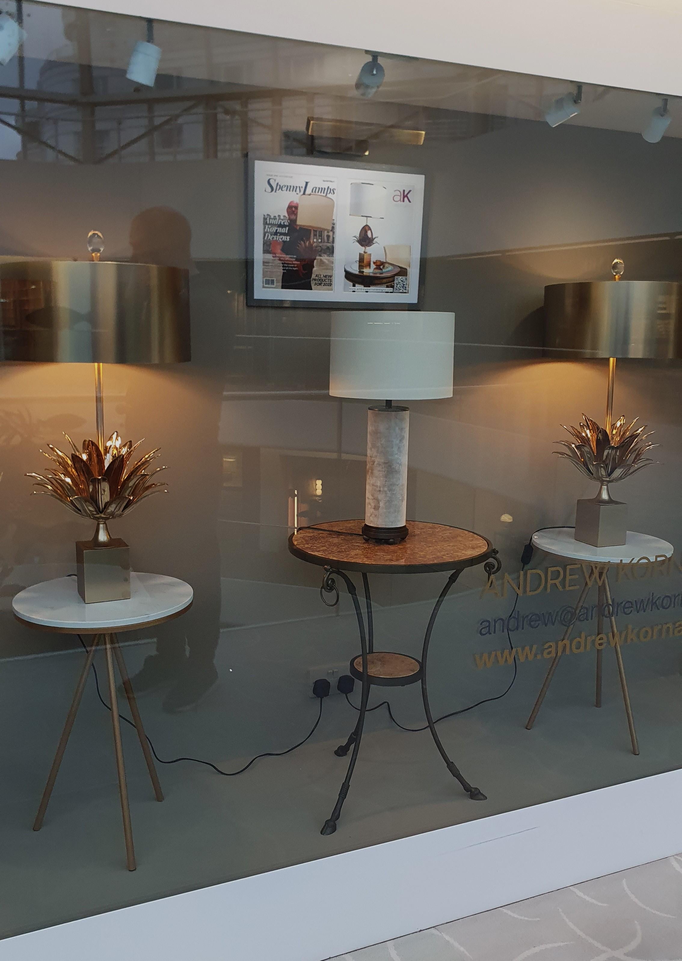 Lampes de table ananas en bronze et laiton avec abat-jour tambour en laiton moulé et feuille en vente 4