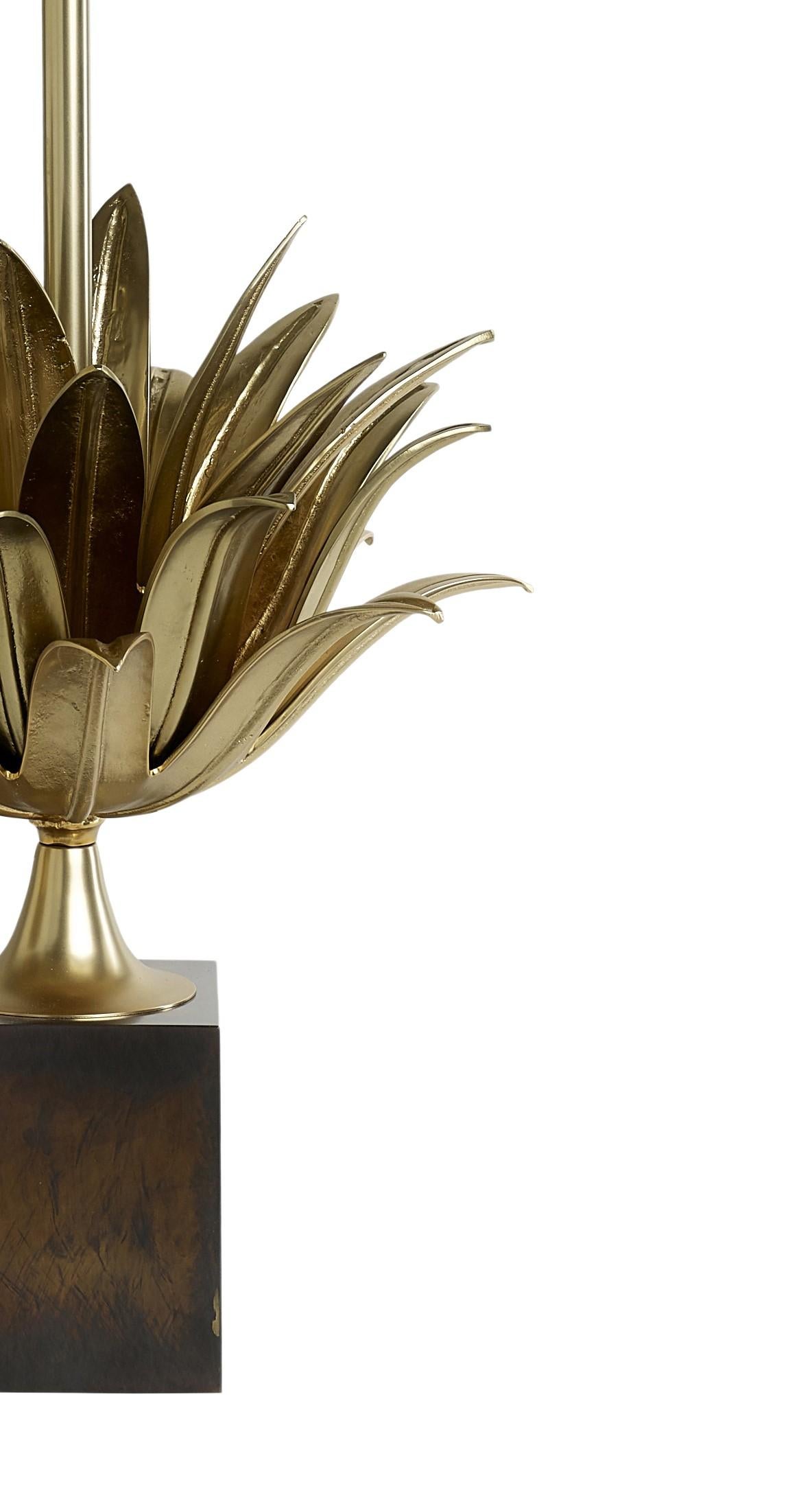Hollywood Regency Lampes de table ananas en bronze et laiton avec abat-jour tambour en laiton moulé et feuille en vente