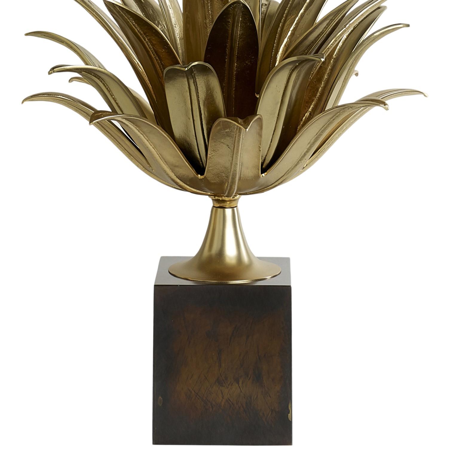 Britannique Lampes de table ananas en bronze et laiton avec abat-jour tambour en laiton moulé et feuille en vente