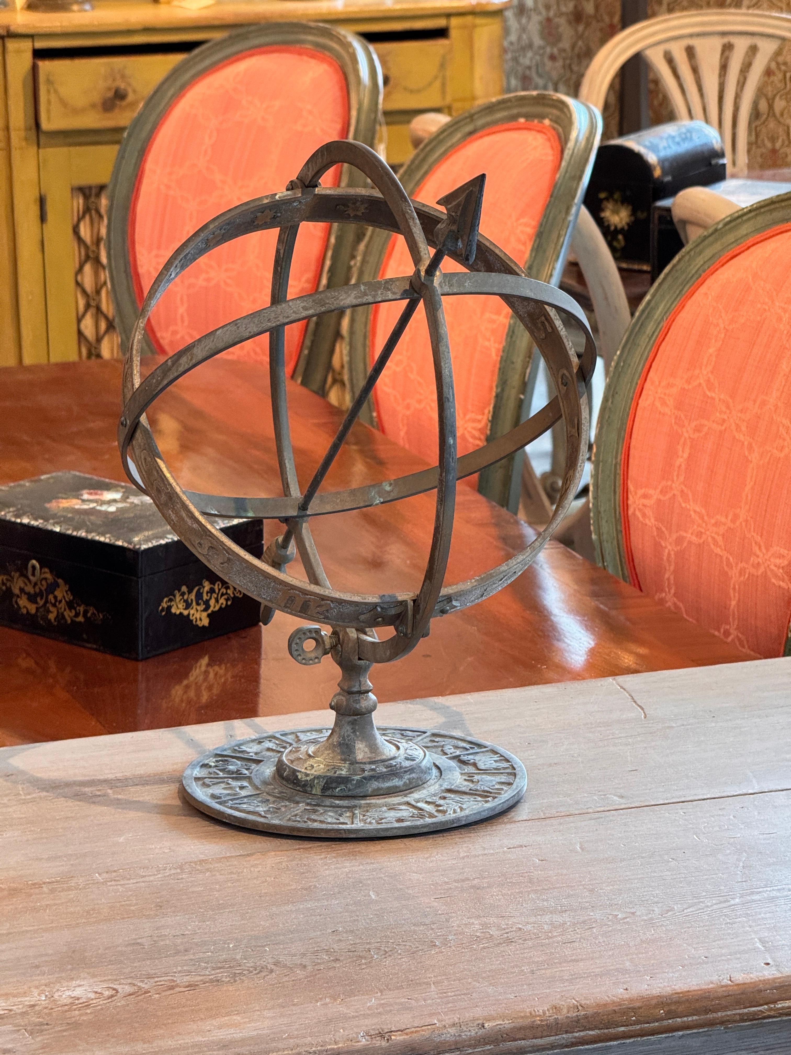 Sphère armillaire en bronze avec base Zodiac avec base Zodiac Bon état - En vente à Charlottesville, VA