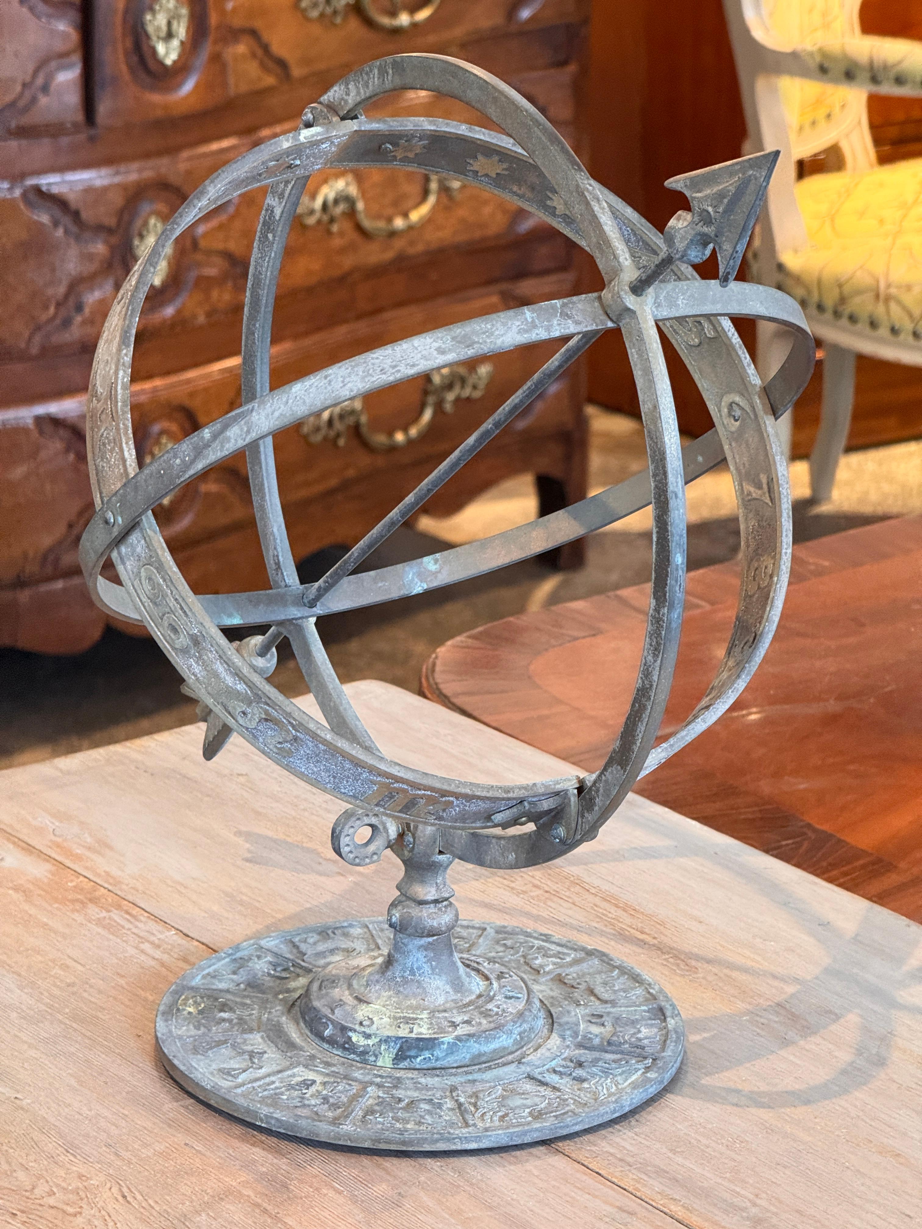 Milieu du XXe siècle Sphère armillaire en bronze avec base Zodiac avec base Zodiac en vente