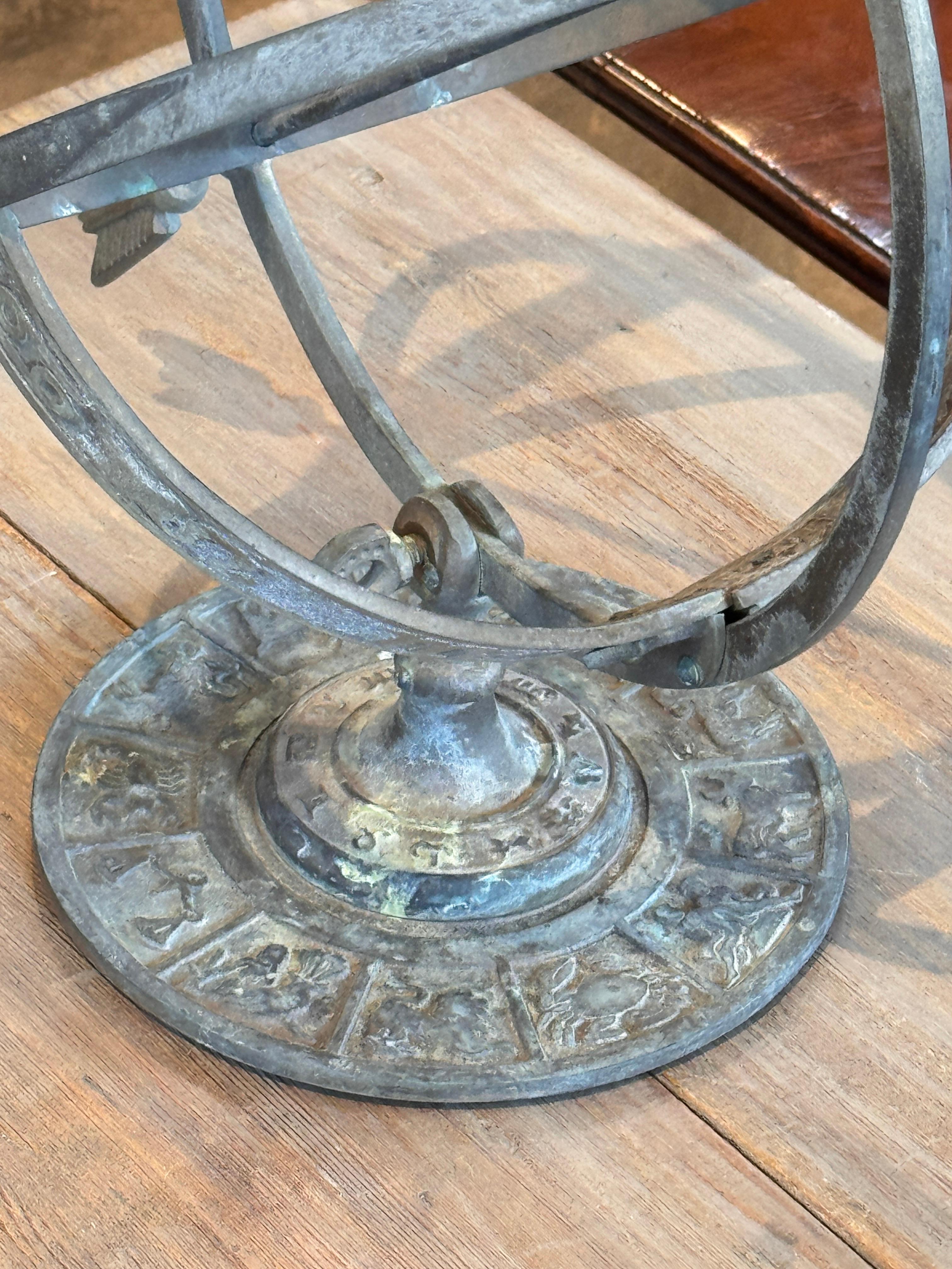 Bronze Sphère armillaire en bronze avec base Zodiac avec base Zodiac en vente