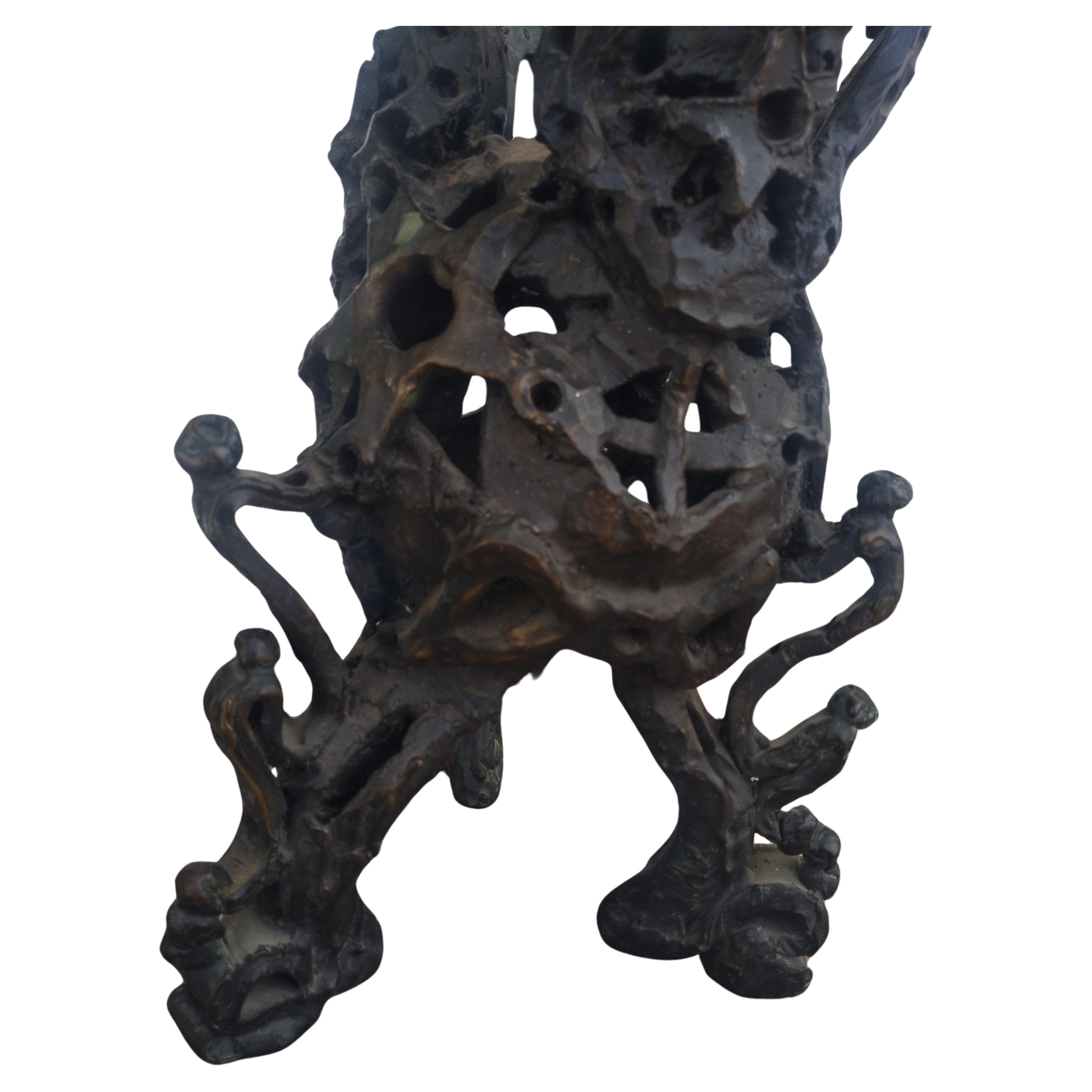 Questa scultura brutalista è interamente in bronzo. È realizzato a mano dall'artista. L'artista è sconosciuto. Questo artista ha faticosamente messo insieme pezzo per pezzo questo sforzo artistico. Non c'è nessun casting qui.