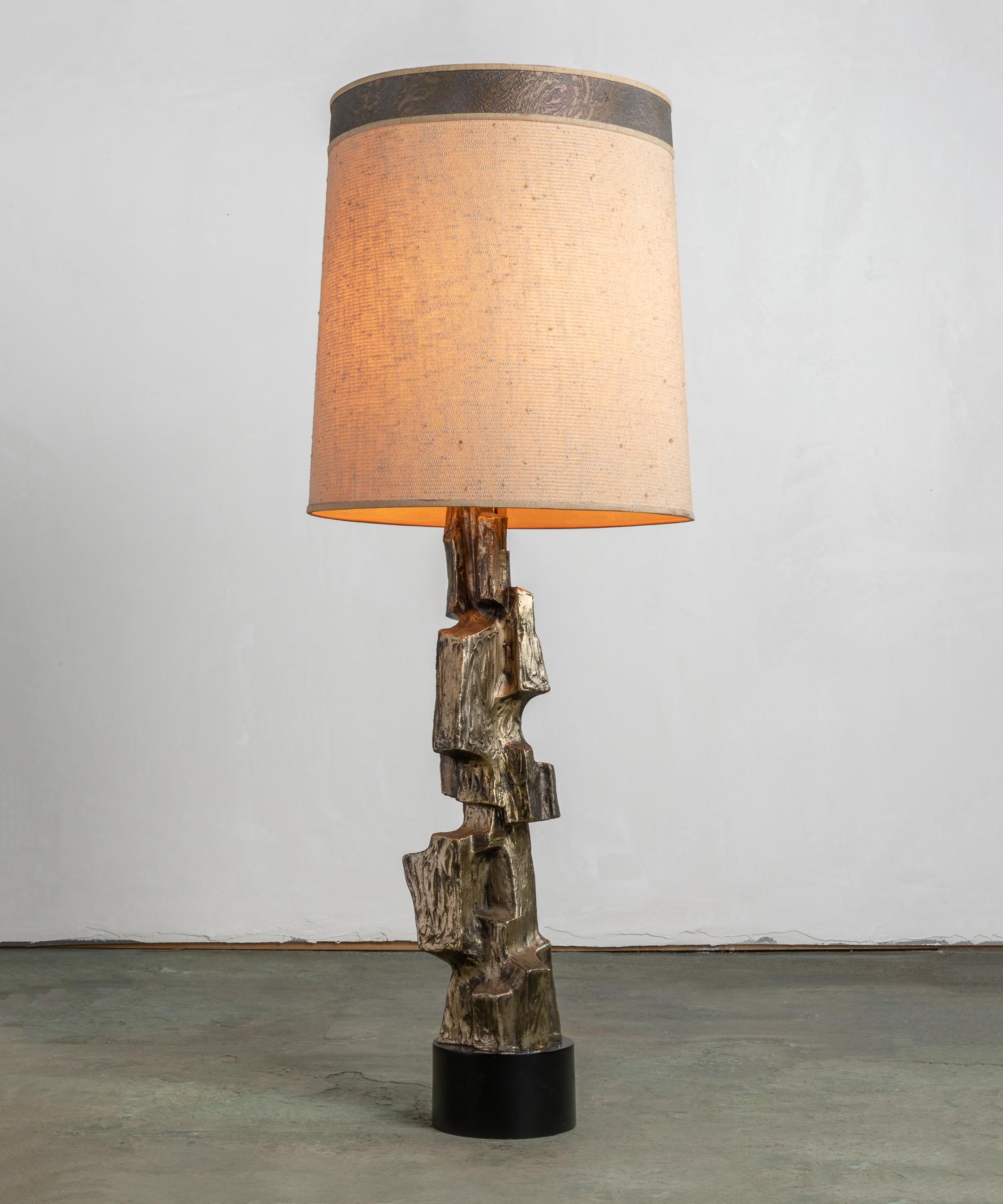 Bronze Brutalist Tempestini table lamp, circa 1960.

A large size includes a unique cast bronze stand with Brutalist and cubist inspiration along with original shade with unique top detailing.