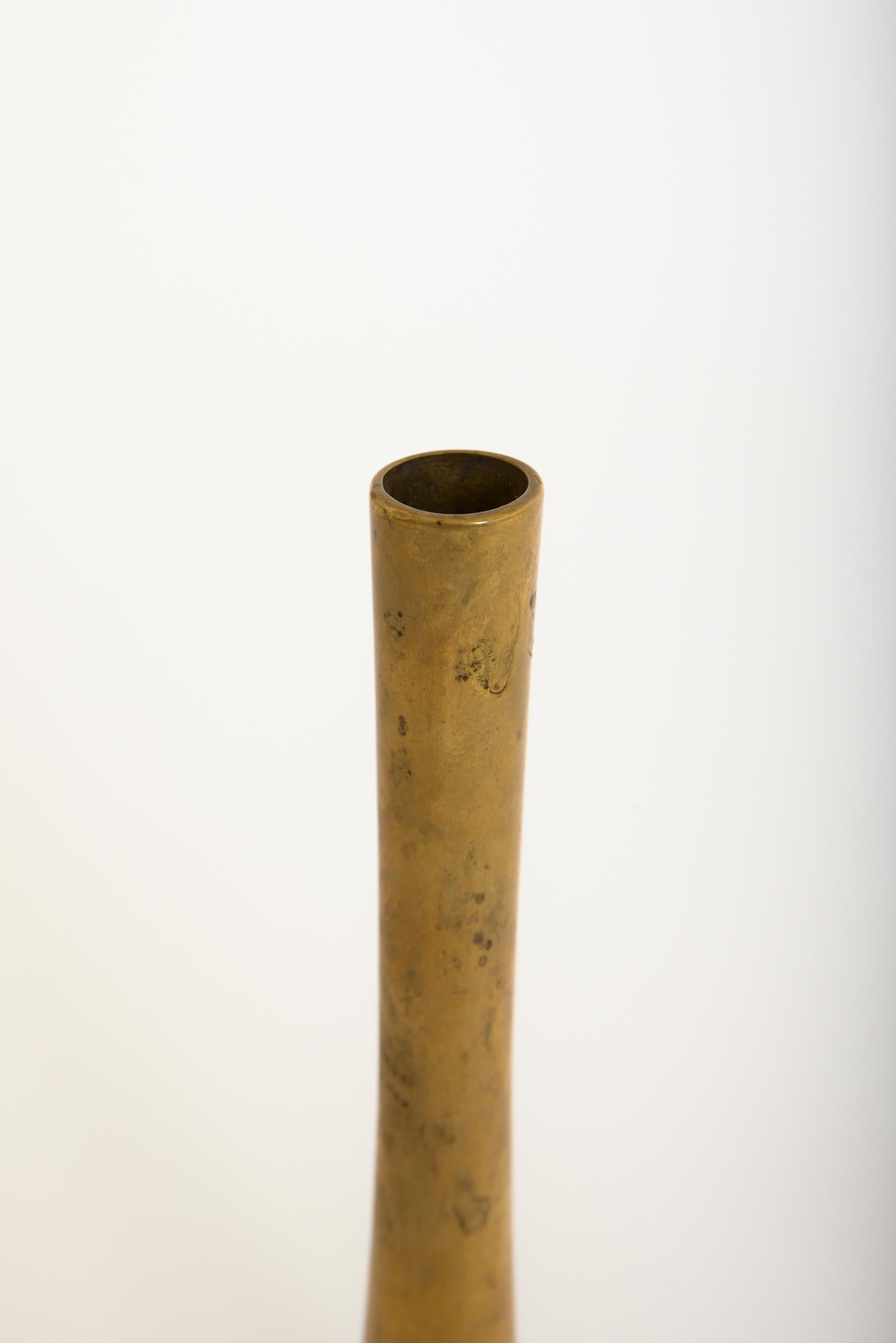 Français Vase à bourgeons en bronze en vente