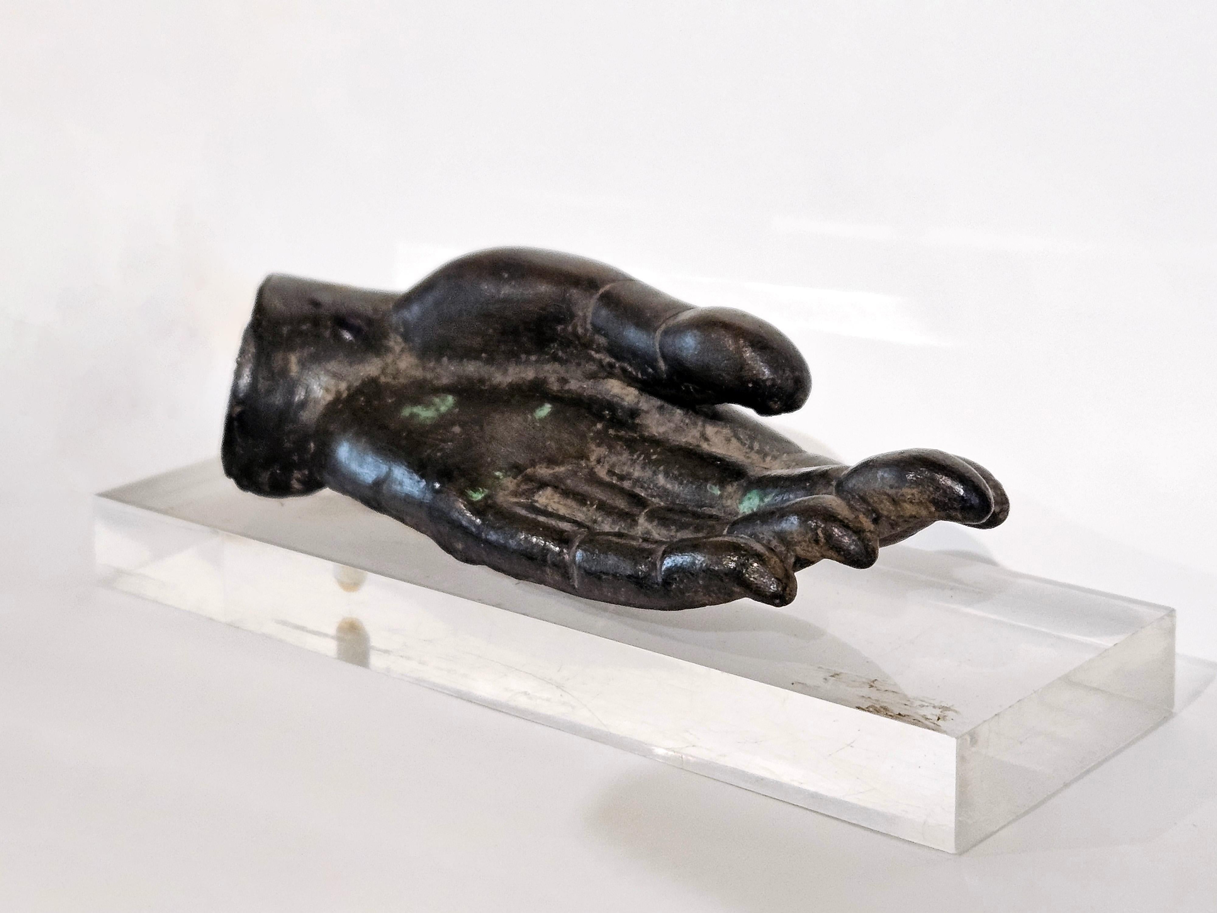 Buddha-Hand aus Bronze im Zustand „Gut“ im Angebot in Ramillies, BE