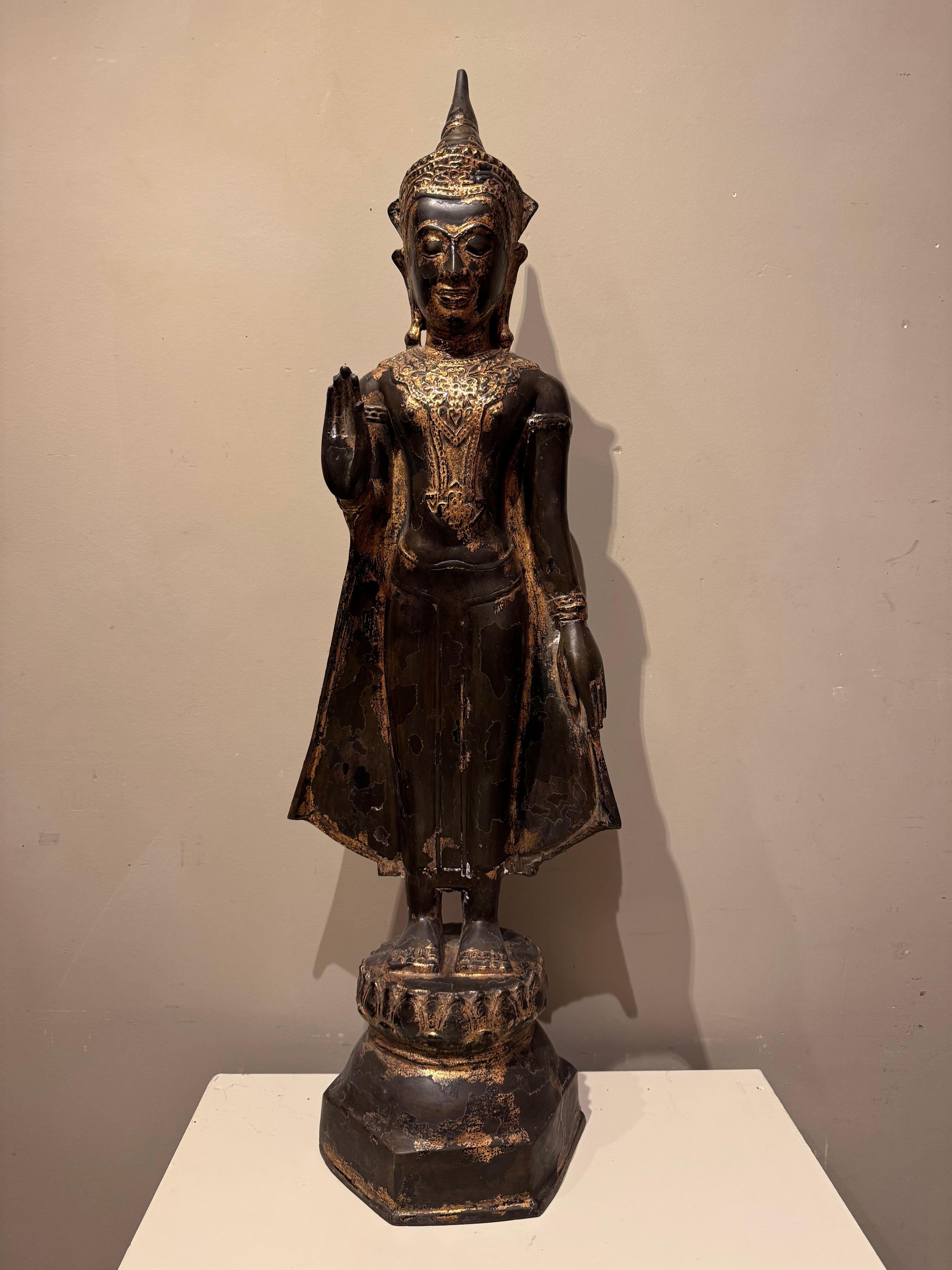 Statua di bronzo di Buddha in piedi nel gesto di non paura 