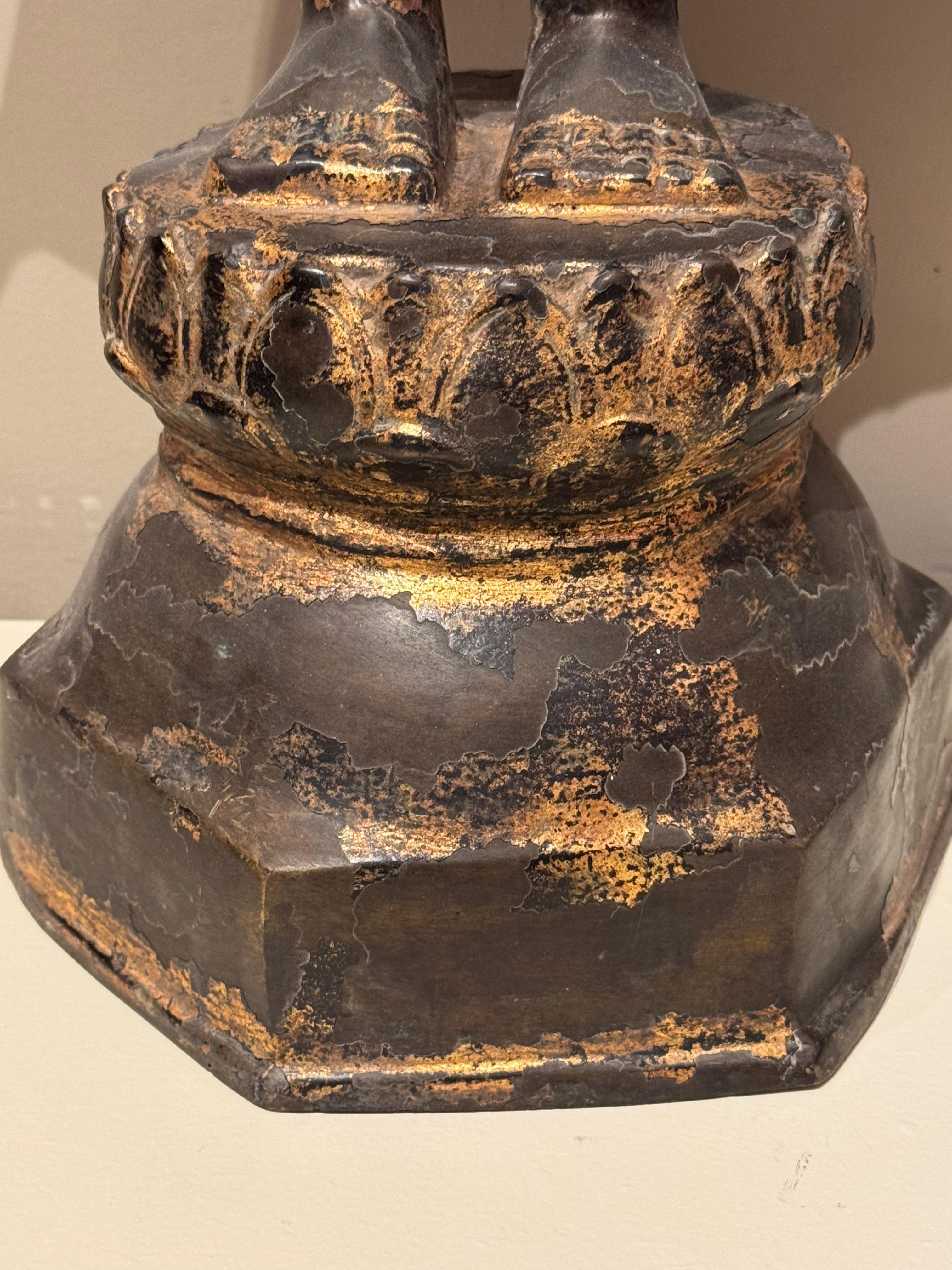 Fatto a mano Buddha di bronzo nel gesto dell'assenza di paura, Birmania? XIX secolo. in vendita