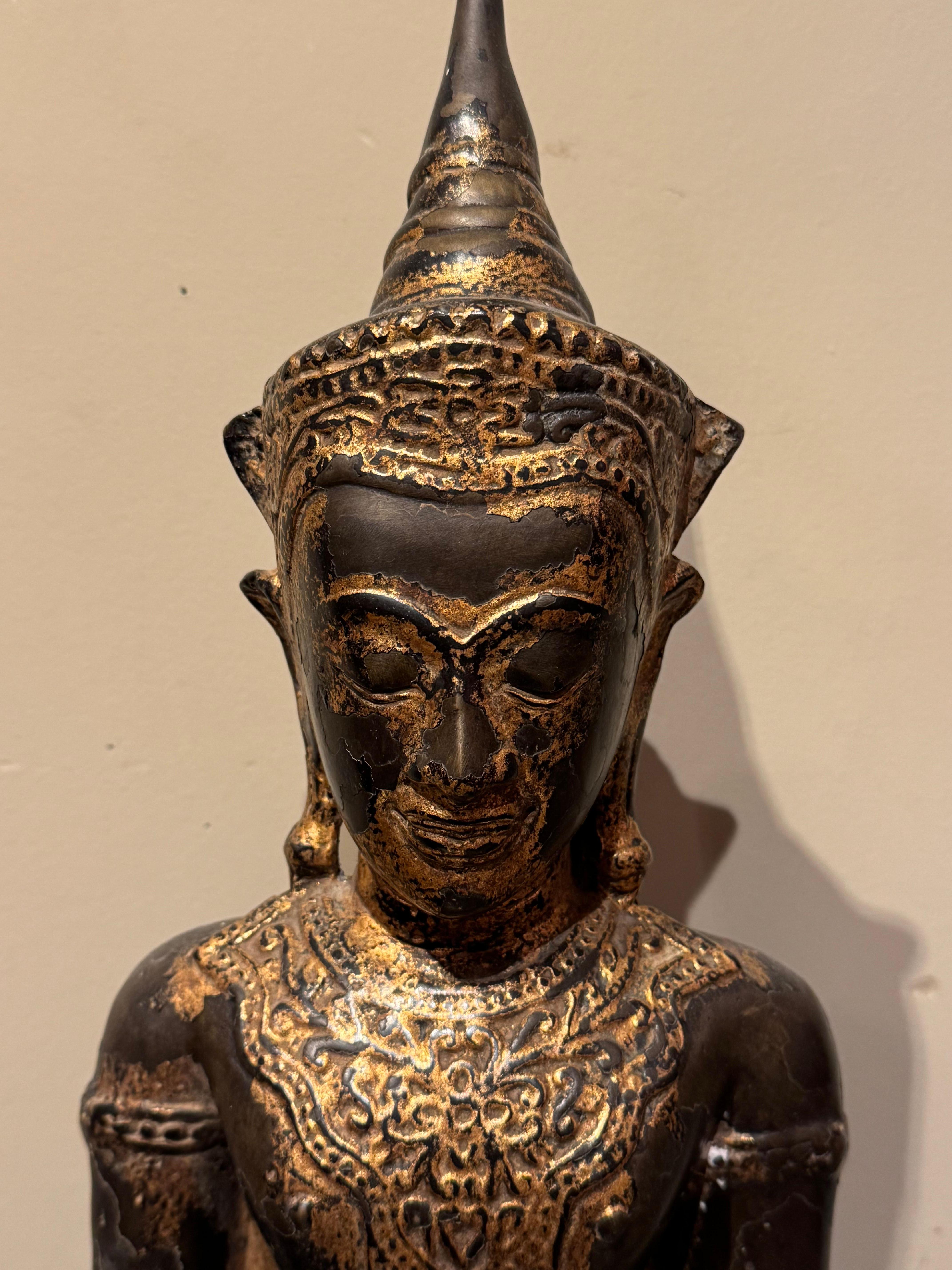 Buddha di bronzo nel gesto dell'assenza di paura, Birmania? XIX secolo. In condizioni discrete in vendita a PARIS, FR