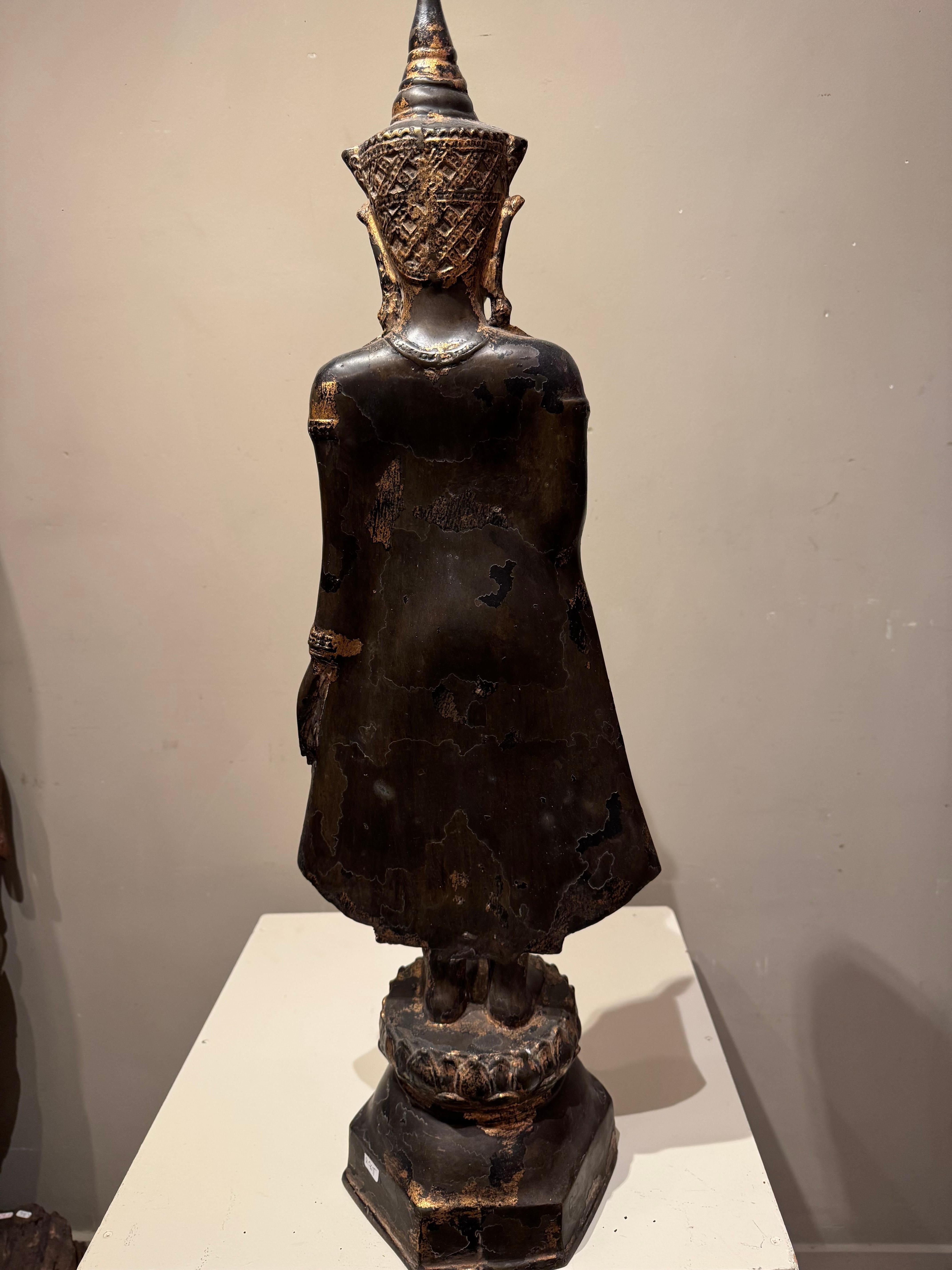 Metà XIX secolo Buddha di bronzo nel gesto dell'assenza di paura, Birmania? XIX secolo. in vendita