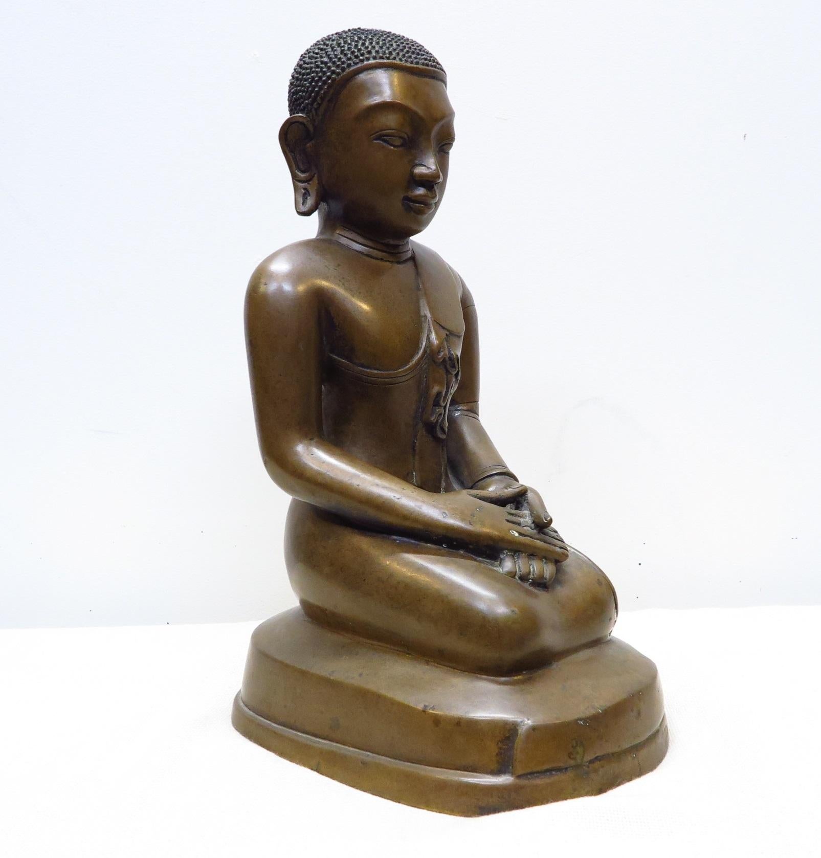 Statue bouddhiste en bronze Bon état - En vente à New York, NY
