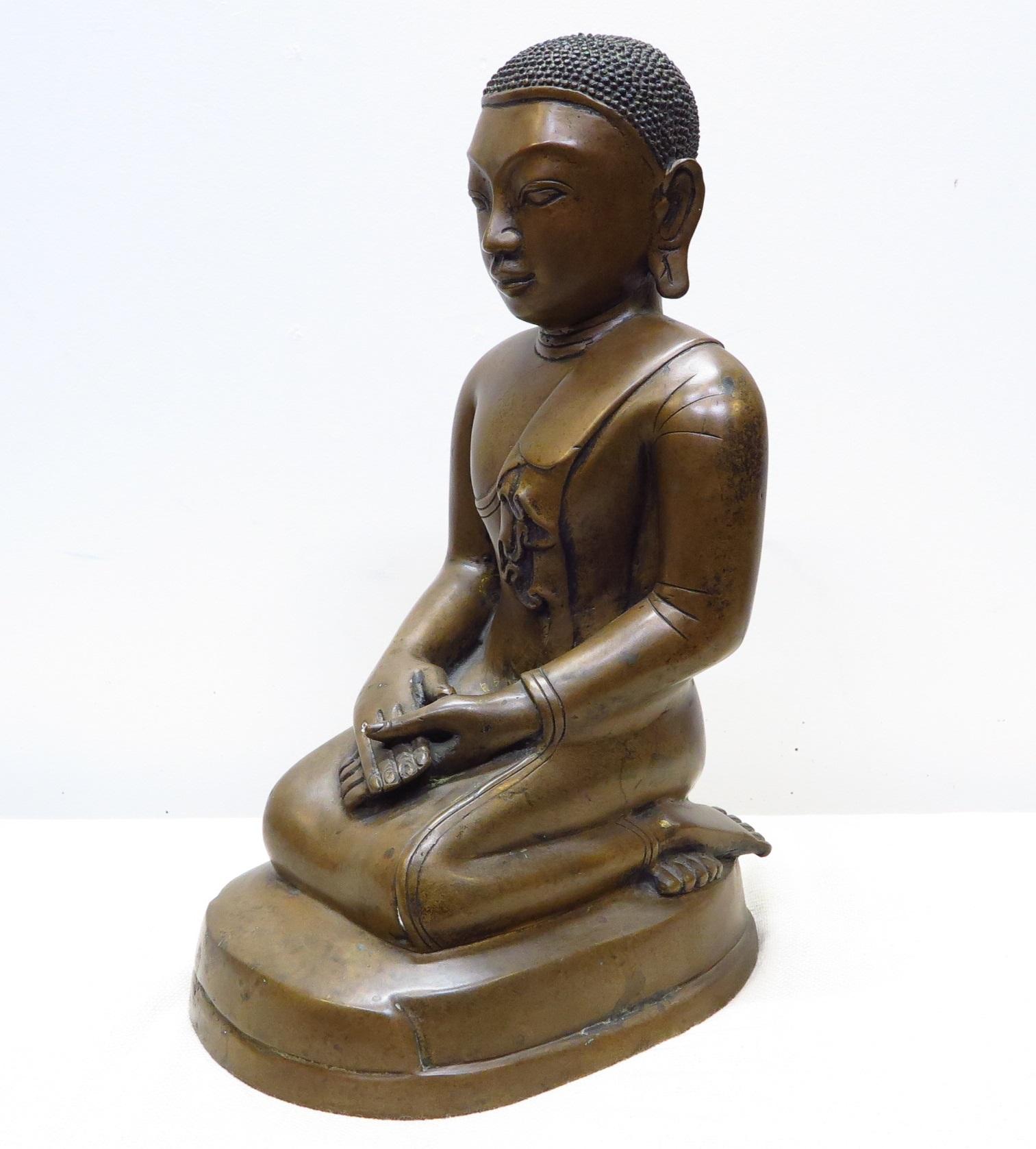 Fin du XIXe siècle Statue bouddhiste en bronze en vente