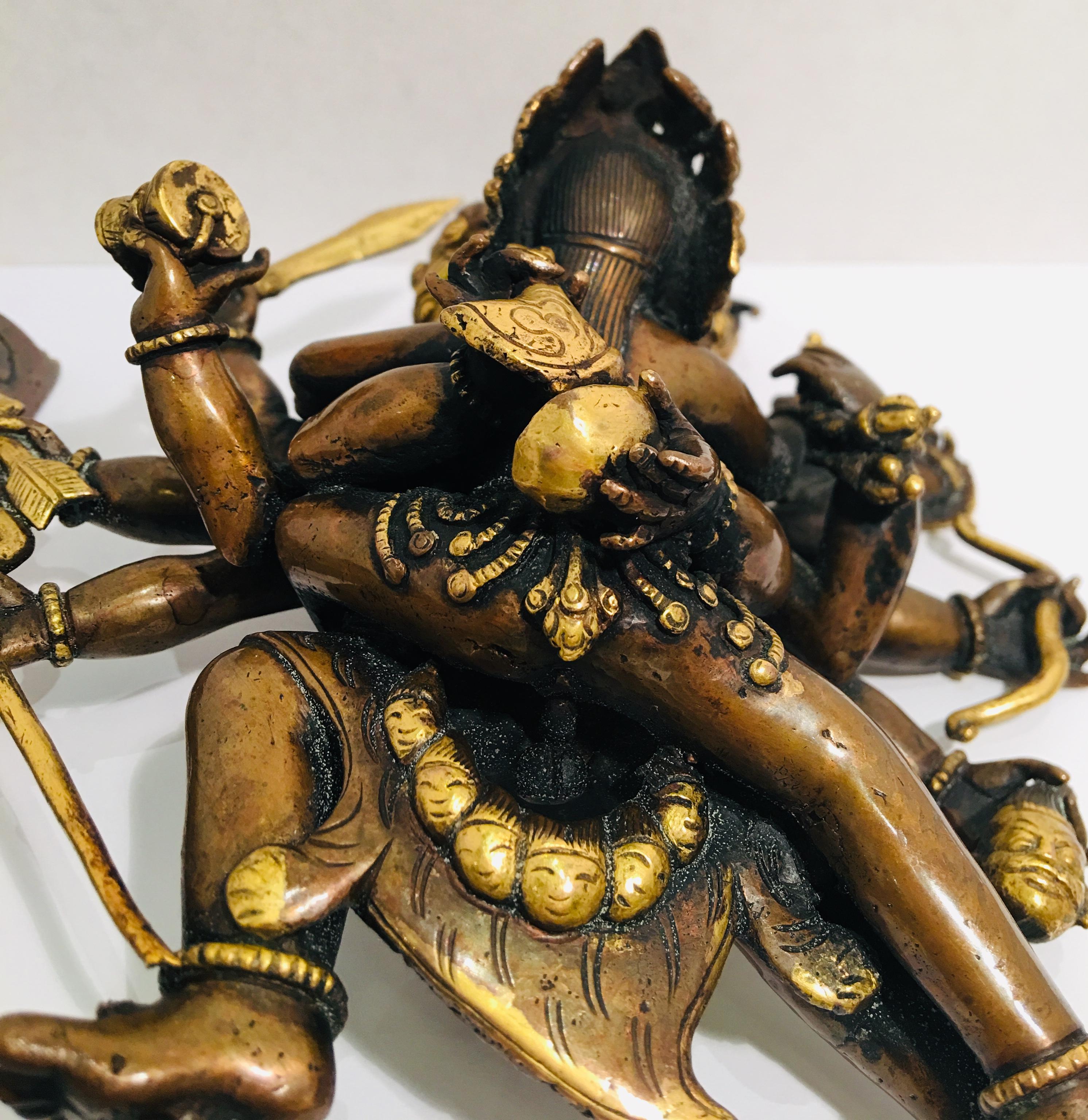 Deidad de bronce con cabeza de búfalo Yamantaka con su consorte Vajravetali Estatua de 2 piezas en venta 3