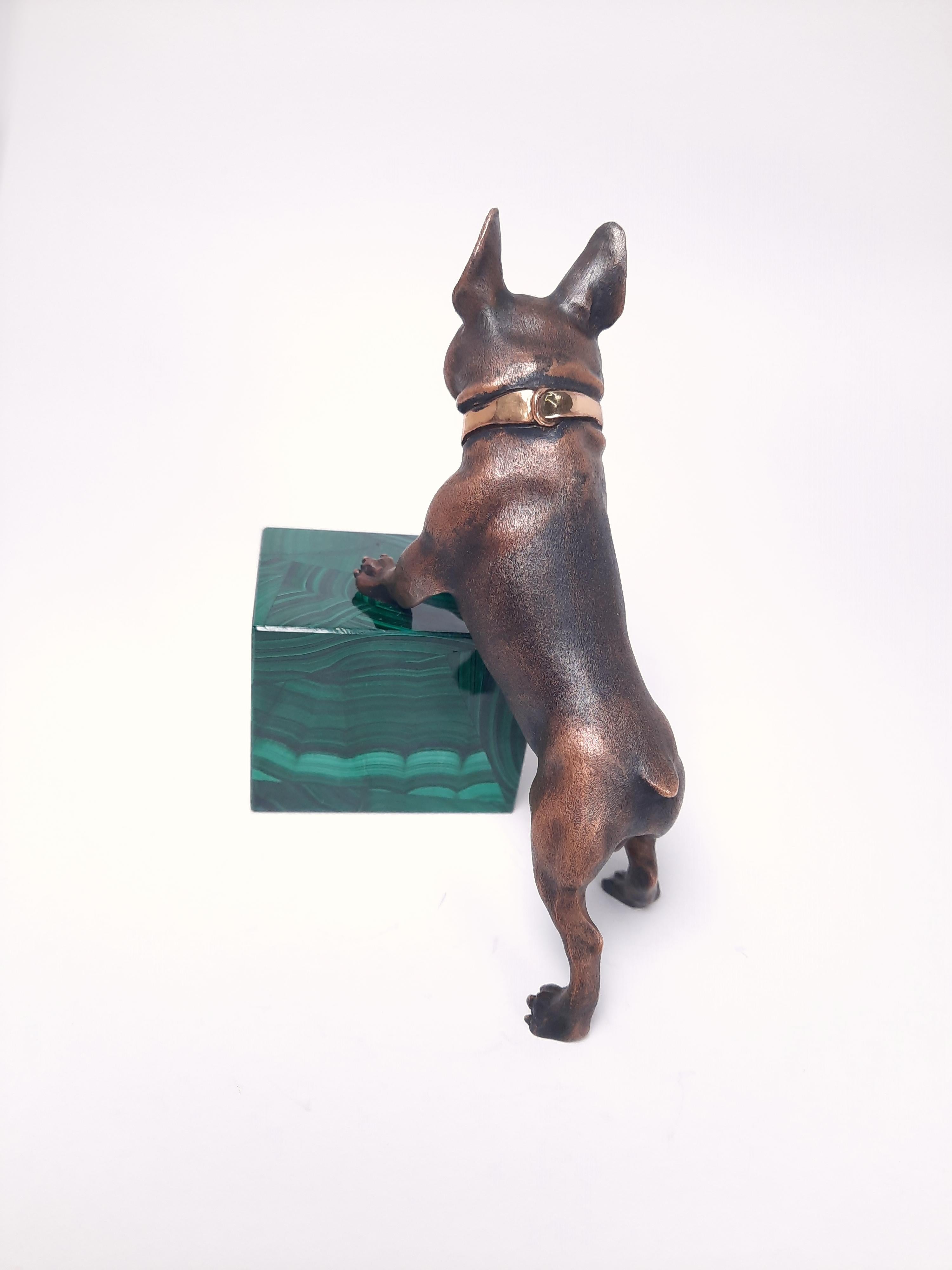 Contemporaneo Miniatura di Bulldog in bronzo con scatola di sicurezza in malachite di MOISEIKIN in vendita