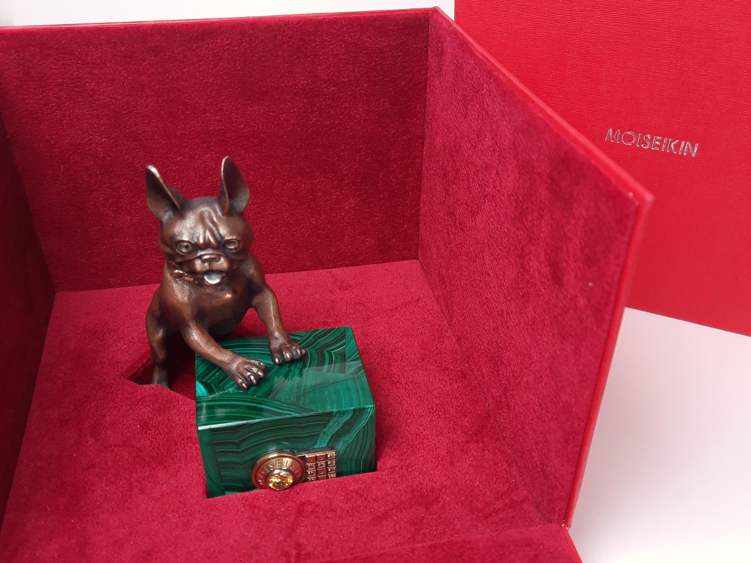 Quadrato Miniatura di Bulldog in bronzo con scatola di sicurezza in malachite di MOISEIKIN in vendita