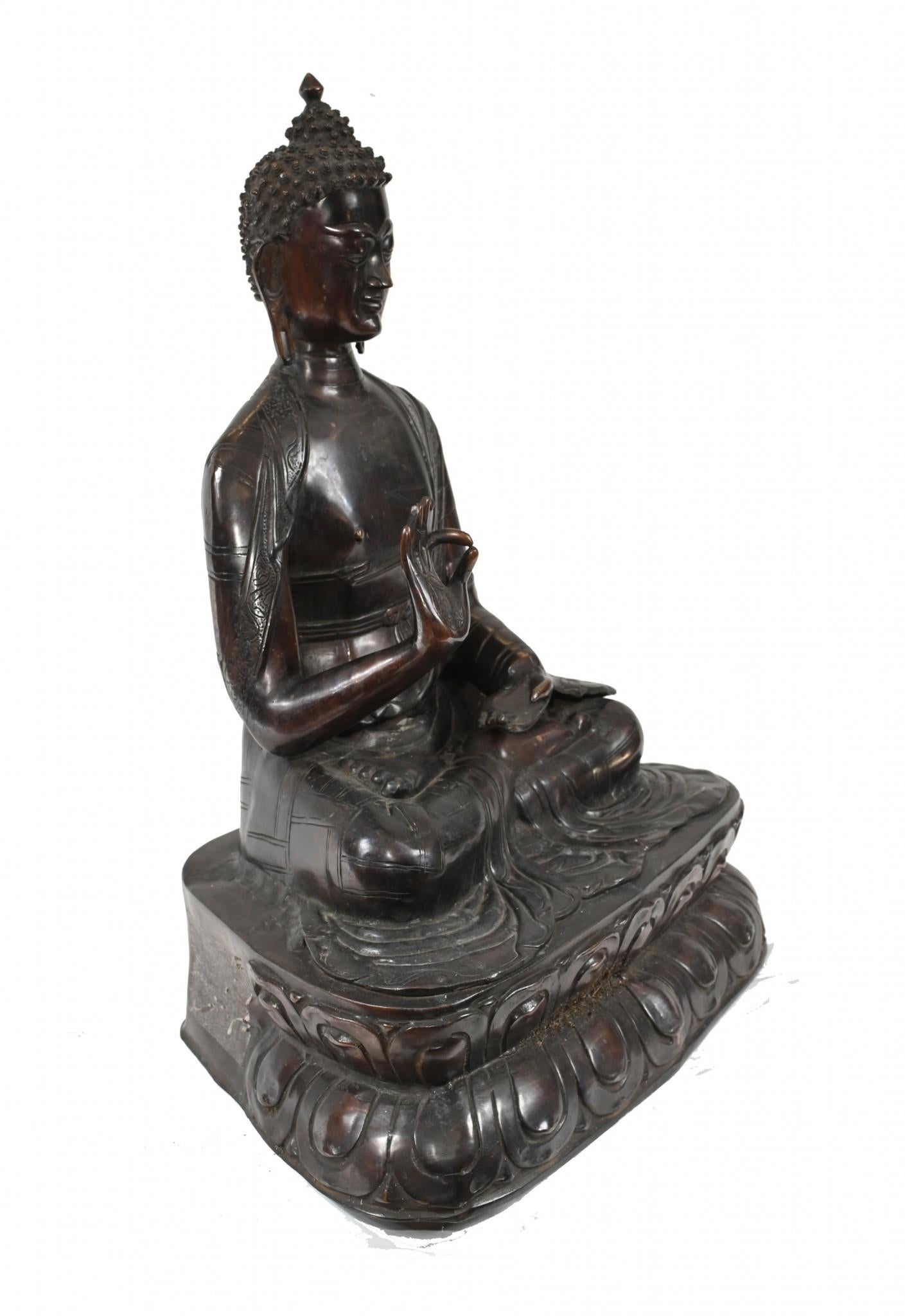 Preciosa estatua de bronce de un buda birmano
Buda en la clásica postura de meditación con una mano levantada
Gran pátina del bronce
Puede vivir en el exterior sin miedo a oxidarse
Buen tamaño con poco más de 60 cm de altura
Algunos de nuestros