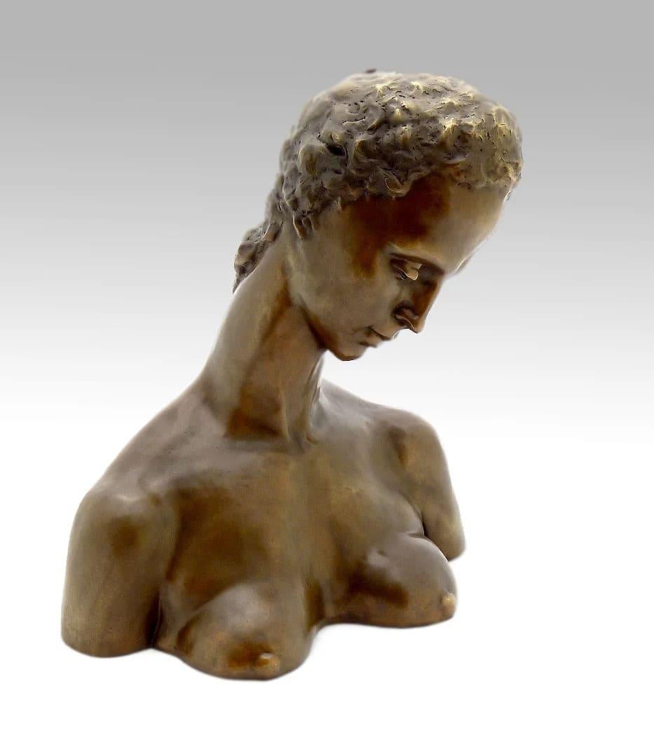 Moderno Busto di bronzo, testa inclinata di donna, XX secolo in vendita